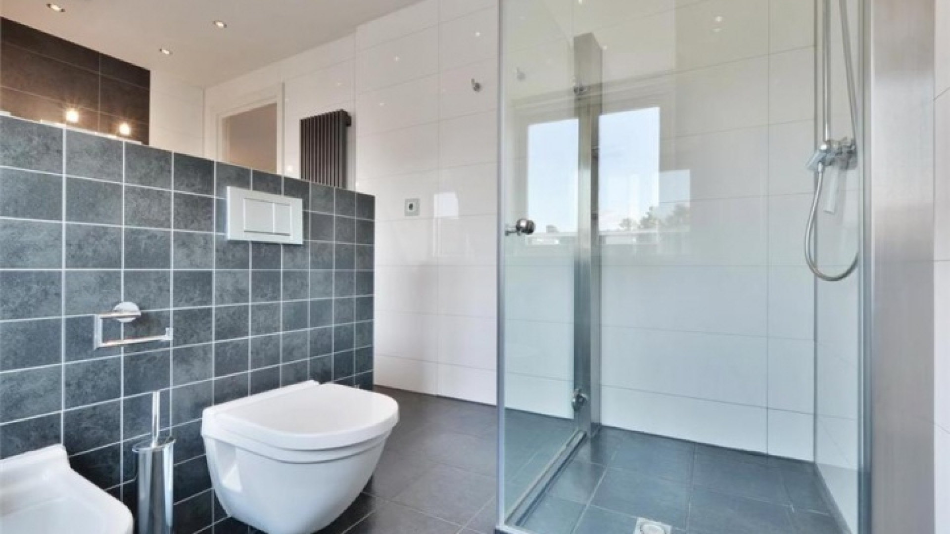 Frank Rijkaard vindt huurder voor dit zeer luxe appartement met jacuzzi op dakterras. Zie foto's