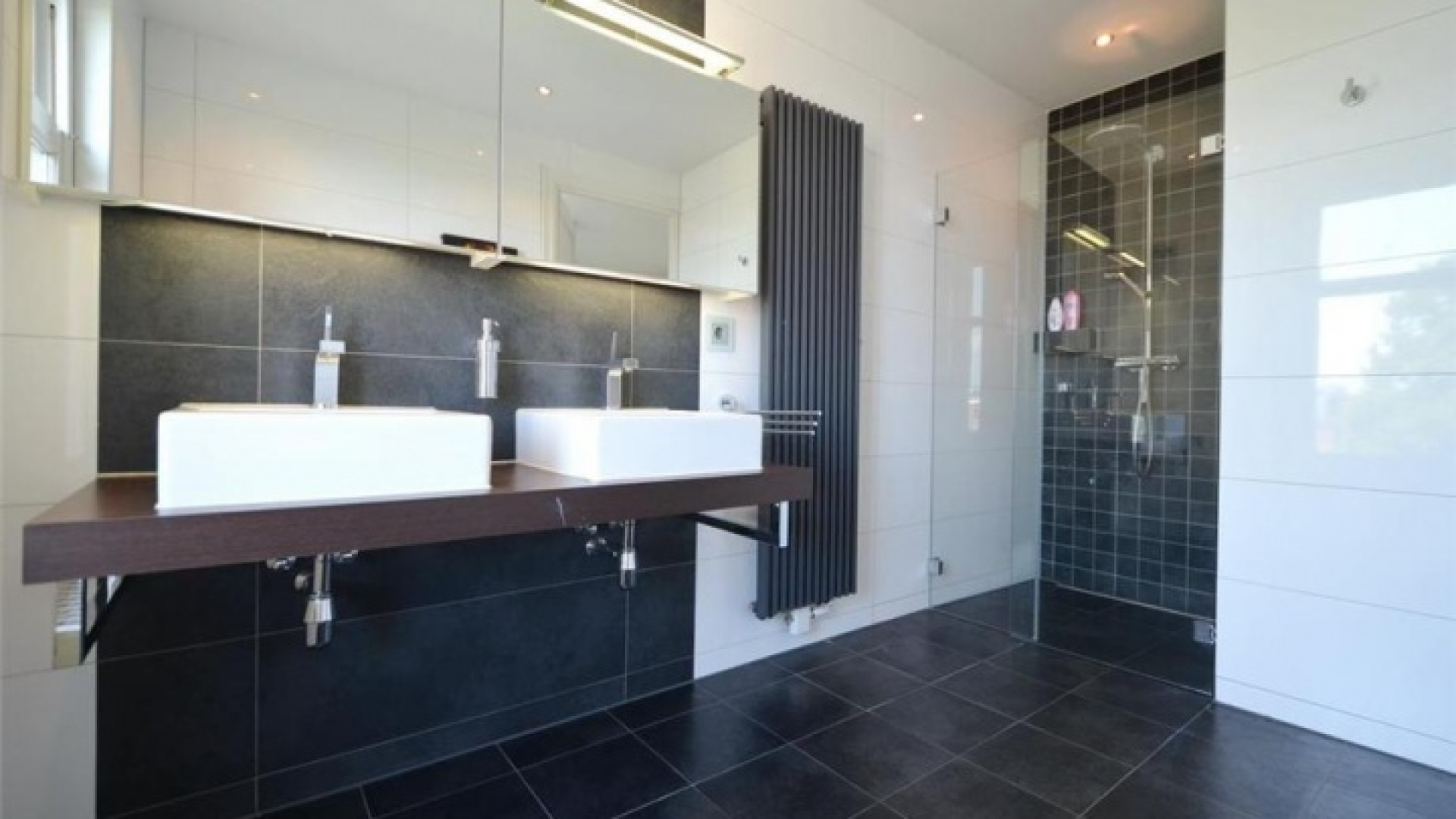 Frank Rijkaard vindt huurder voor dit zeer luxe appartement met jacuzzi op dakterras. Zie foto's 25