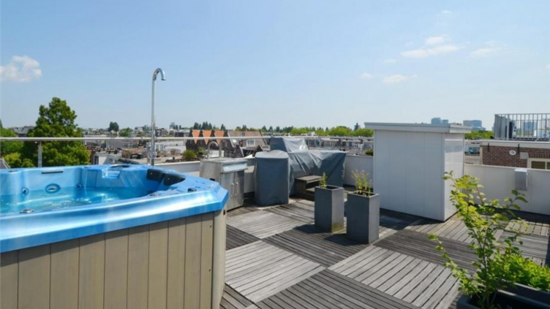 Frank Rijkaard vindt huurder voor dit zeer luxe appartement met jacuzzi op dakterras. Zie foto's 29