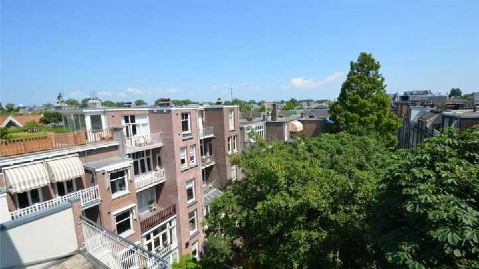 Frank Rijkaard vindt huurder voor dit zeer luxe appartement met jacuzzi op dakterras. Zie foto's 32