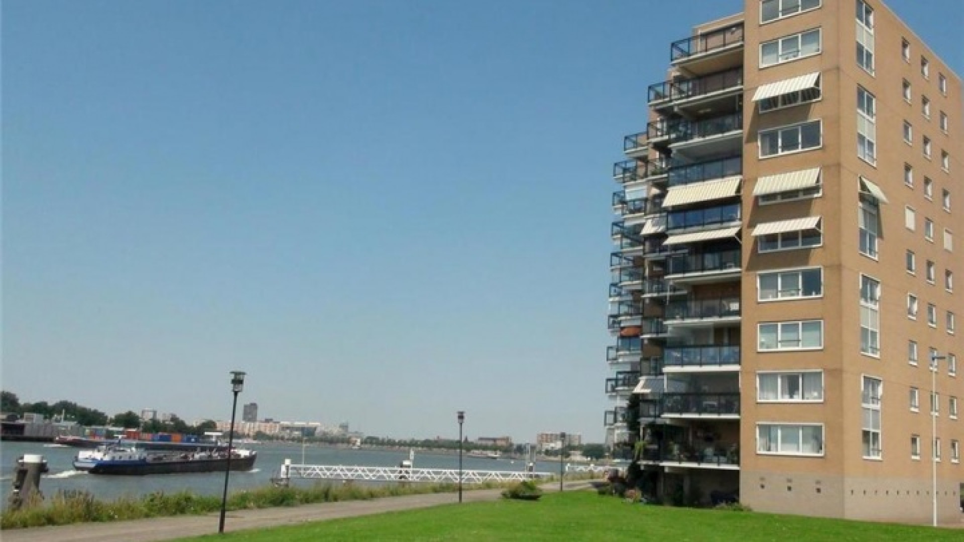 Jan de Hoop stunt opnieuw met vraagprijs appartement. 24