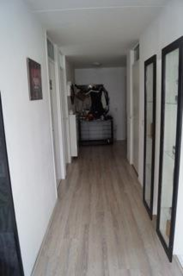 Yes- R haalt zijn appartement uit de verkoop. Zie foto's 6