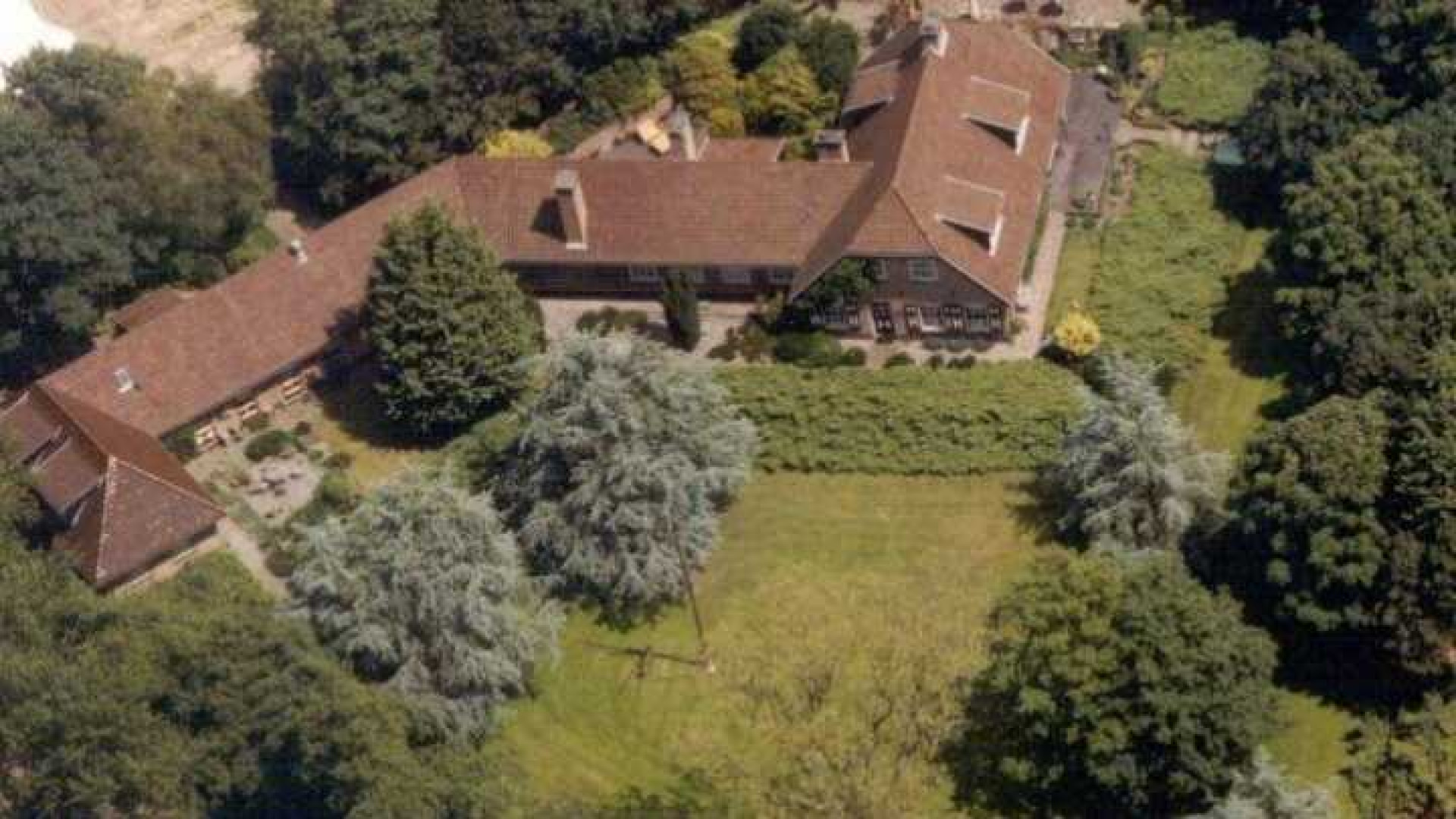 Surprise! Henny Huisman haalt na 2 jaar villa uit de verkoop. Zie foto's 2