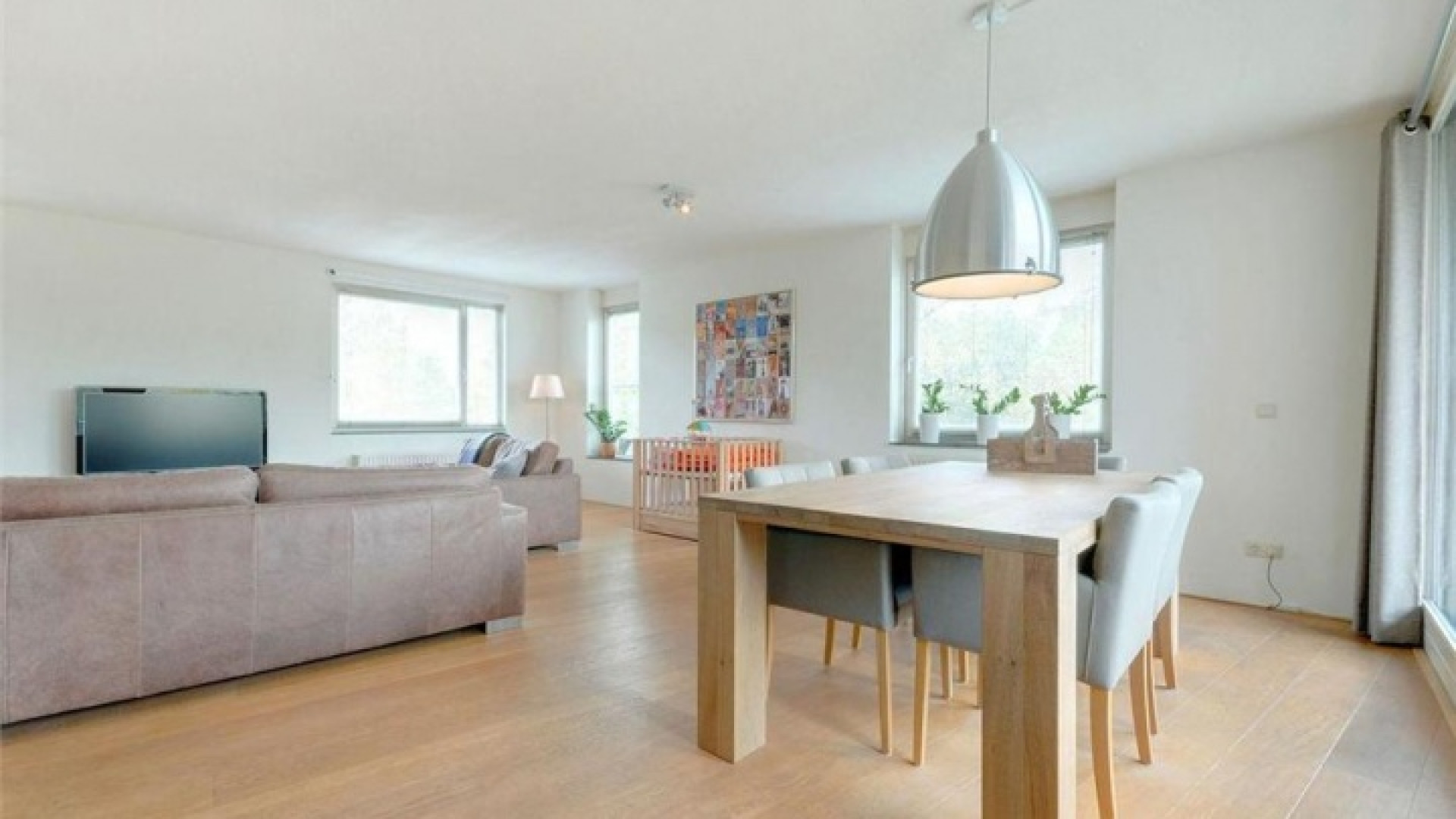 GeenStijl oprichter Dominique Weesie verkoopt zijn appartement met vette winst. Zie foto's 8