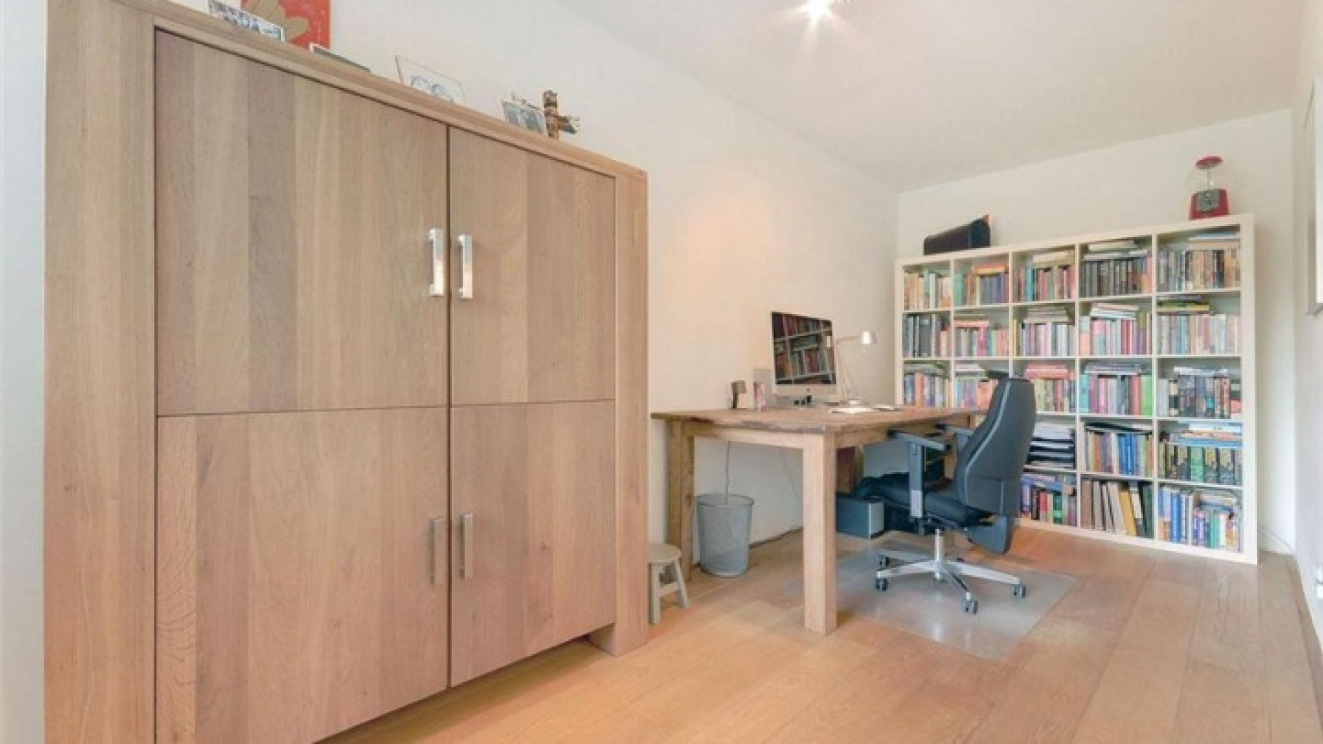 GeenStijl oprichter Dominique Weesie verkoopt zijn appartement met vette winst. Zie foto's 11