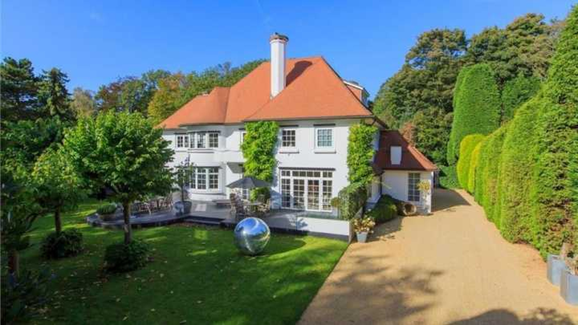 Hans Breukhoven verkoopt zijn Wassenaarse villa met fors verlies. Zie foto's 1