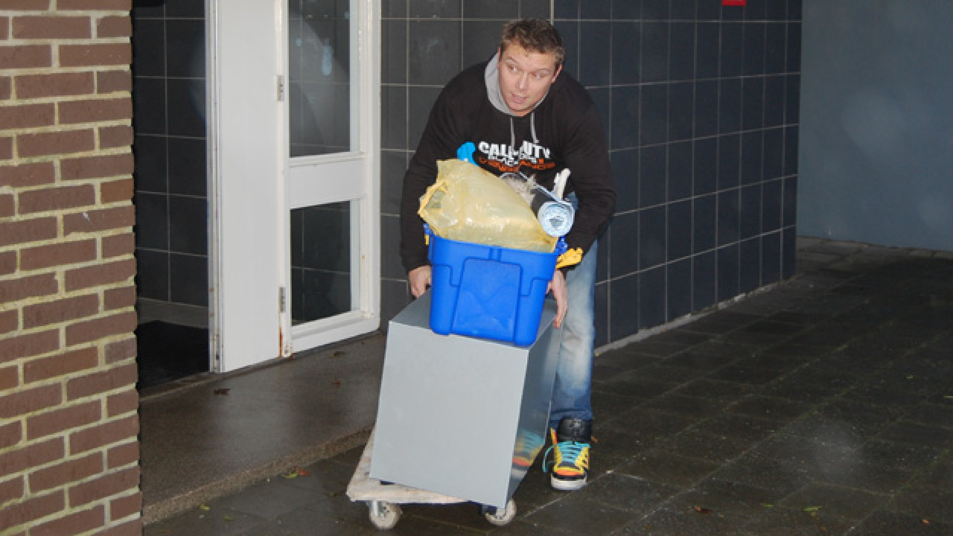 Tony, ofwel Sterretje, vandaag druk in de weer met zijn verhuizing. Zie exclusieve foto's 10