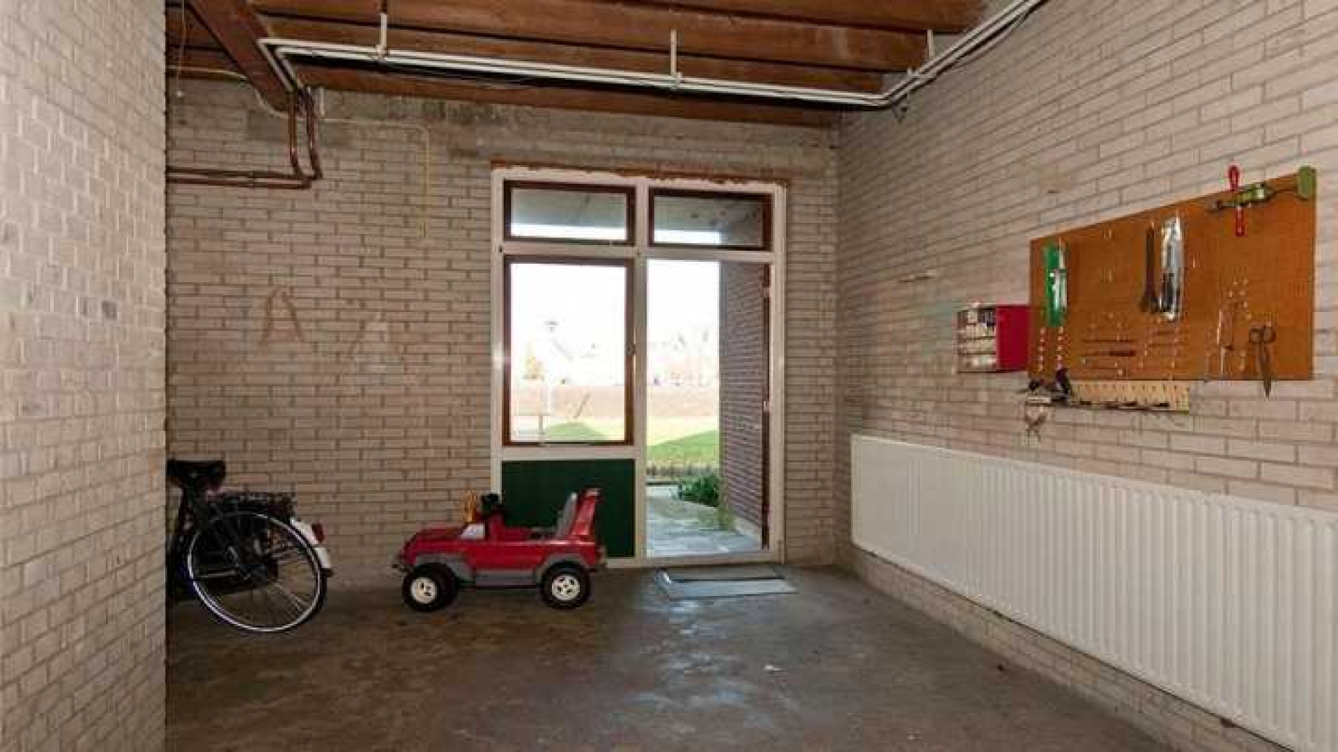 Jan Smit vindt binnen een dag huurder voor zijn dijkhuis in Volendam. Zie foto's 13