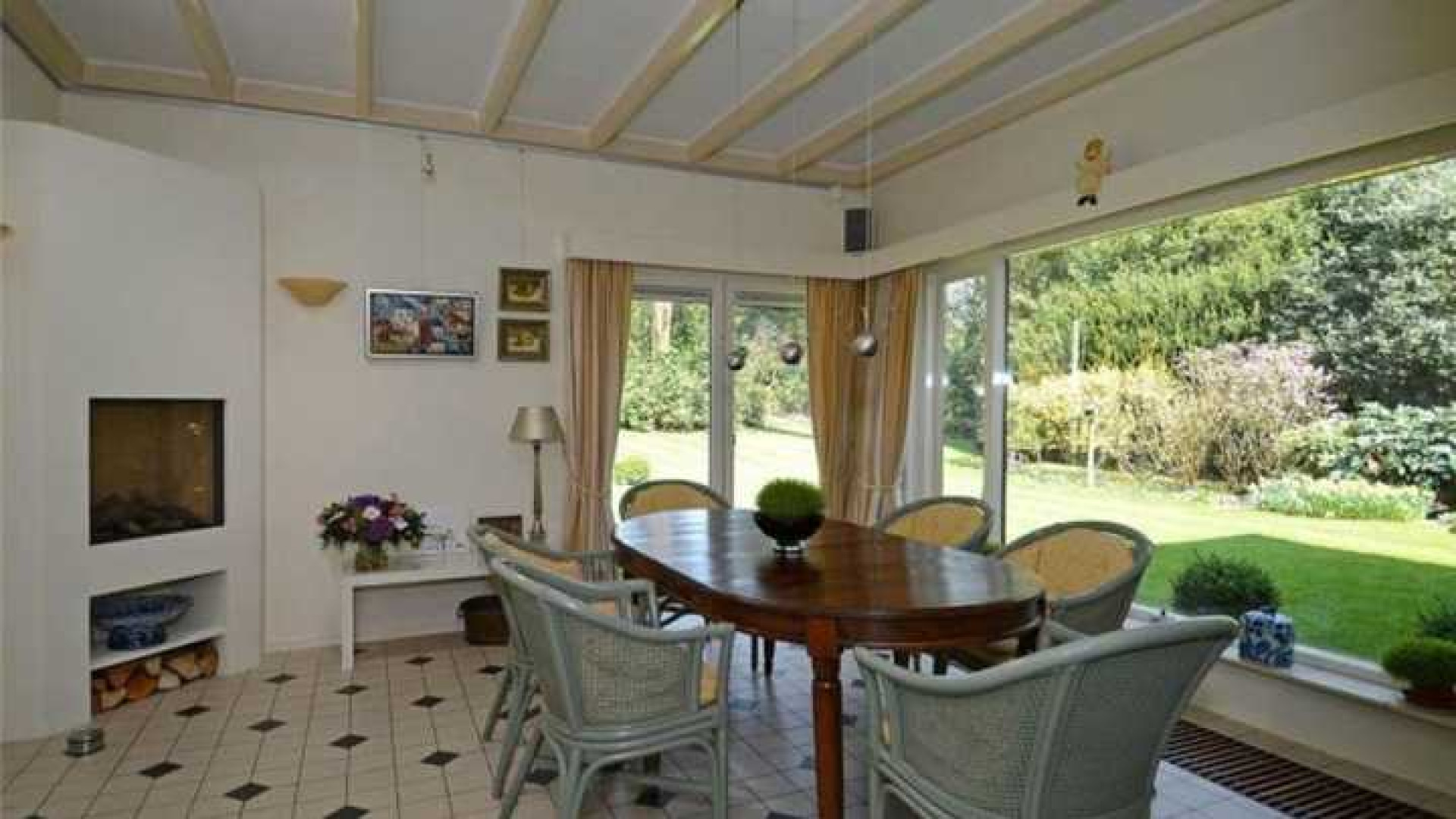 TV kok Rudolf van Veen koopt luxe villa in het Gooi. Zie foto's