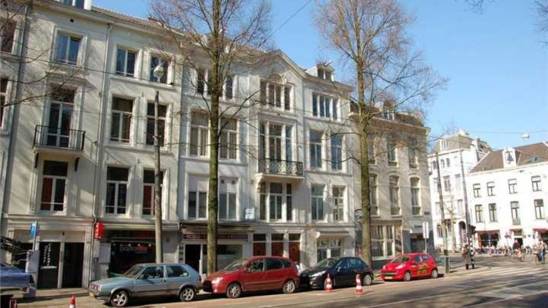 TV presentator Henk Spaan zet zijn appartement met Parijse allure te koop. Zie foto's 
