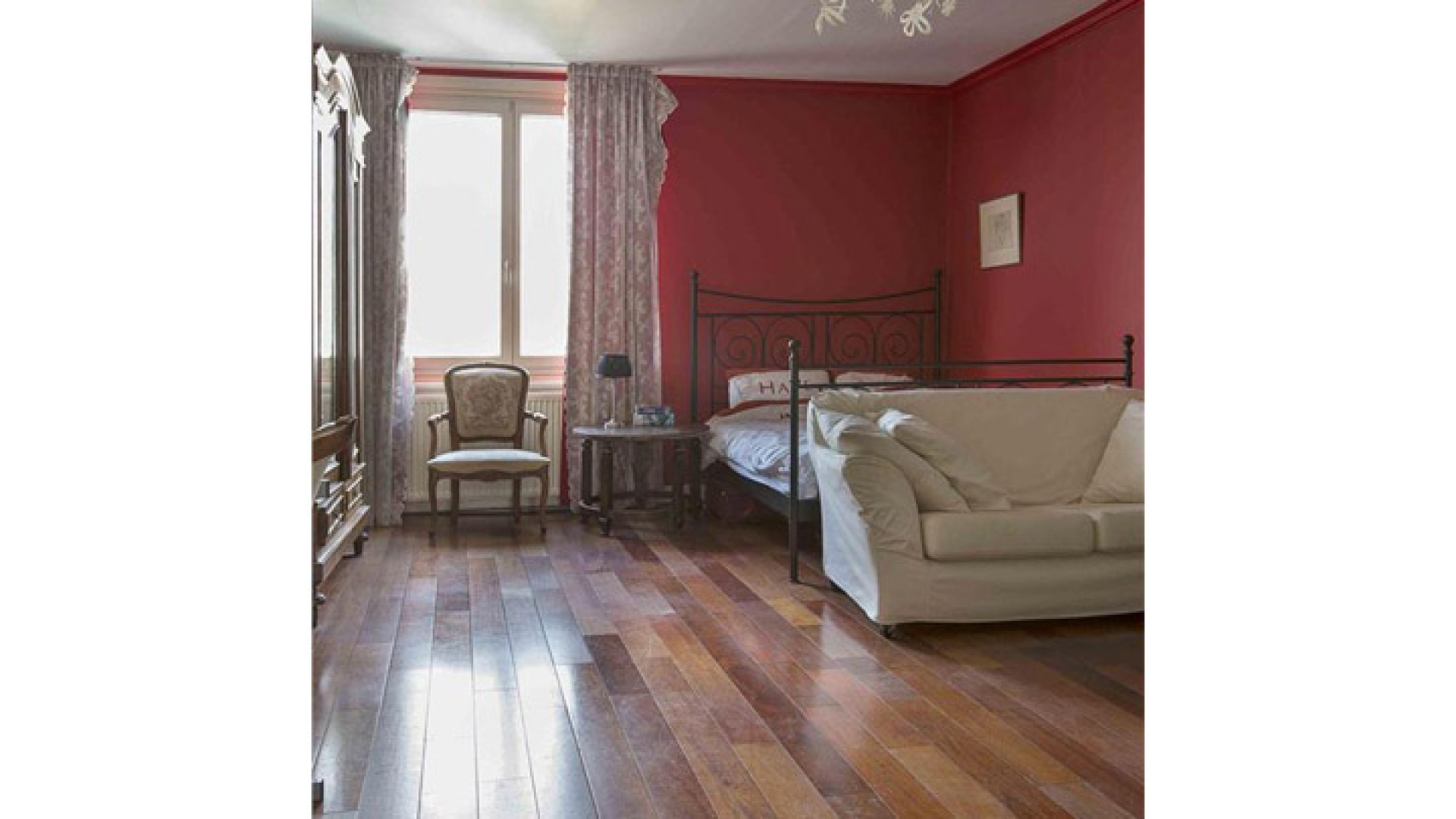 TV presentator Henk Spaan zet zijn appartement met Parijse allure te koop. Zie foto's  19