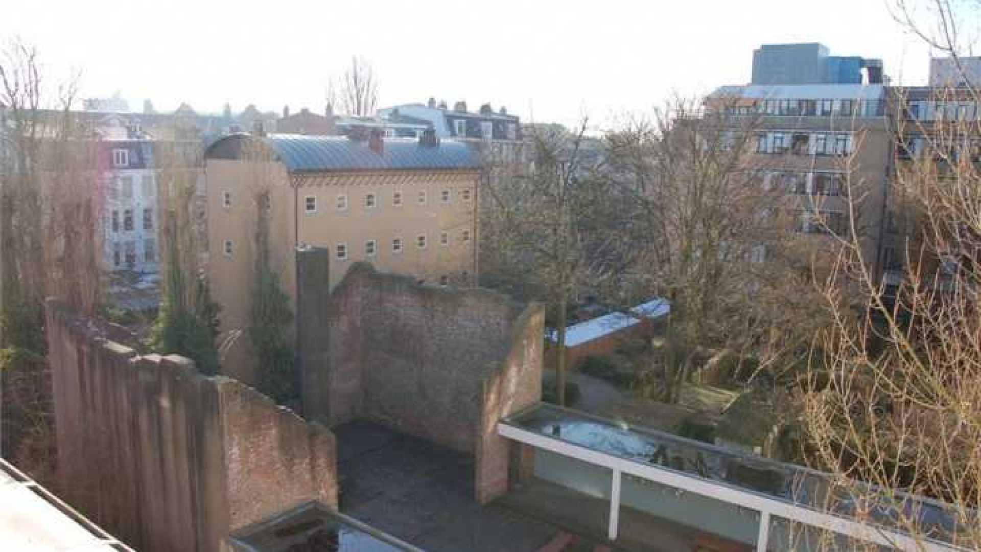 TV presentator Henk Spaan zet zijn appartement met Parijse allure te koop. Zie foto's  23