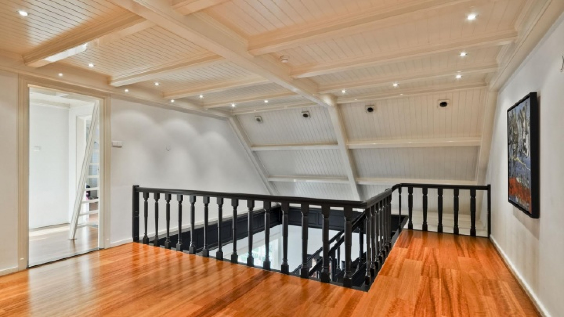 Henny Huisman verkoopt zijn villa zwaar onder de vraagprijs. Zie foto's