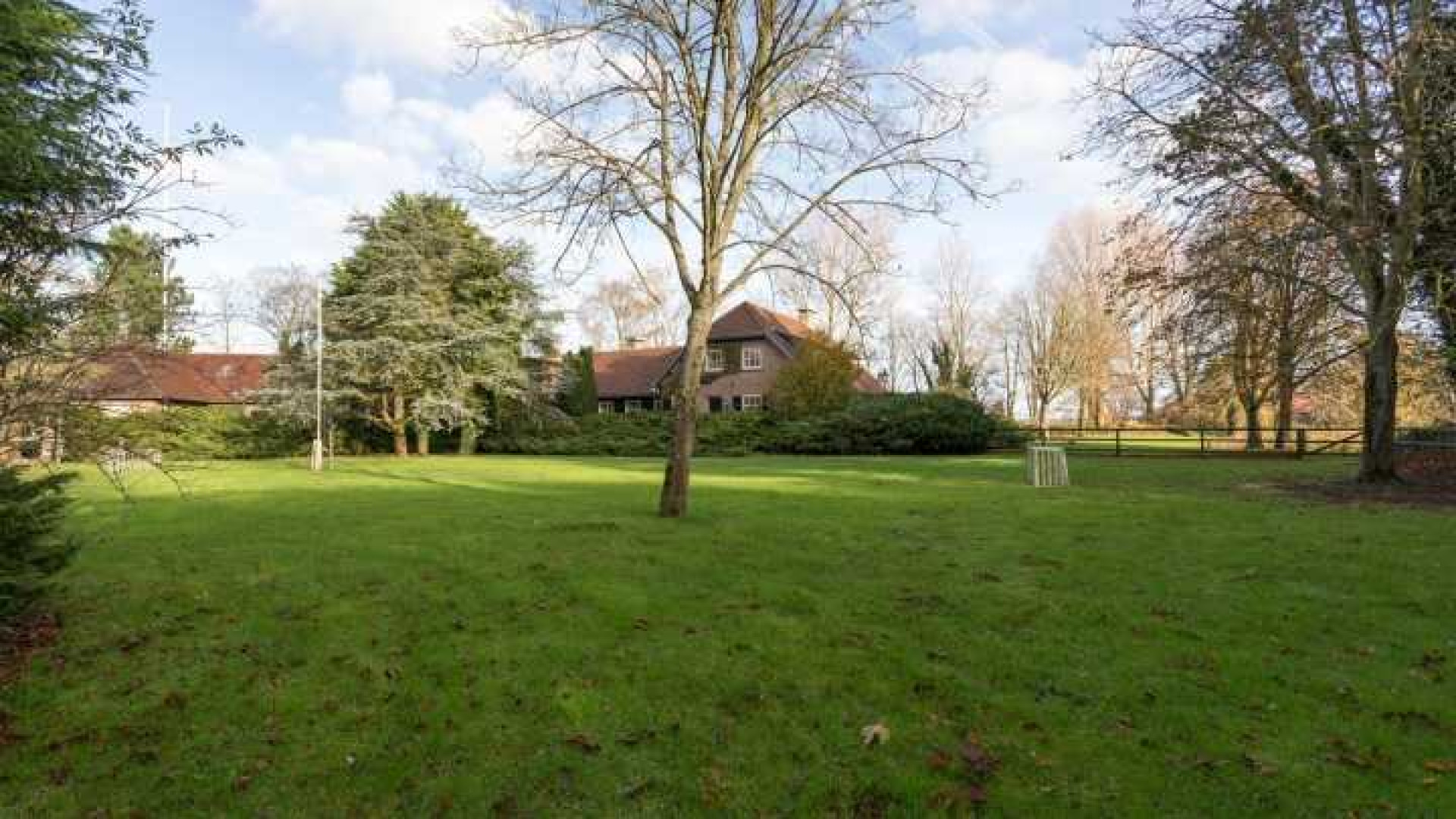 Henny Huisman verkoopt zijn villa zwaar onder de vraagprijs. Zie foto's 39