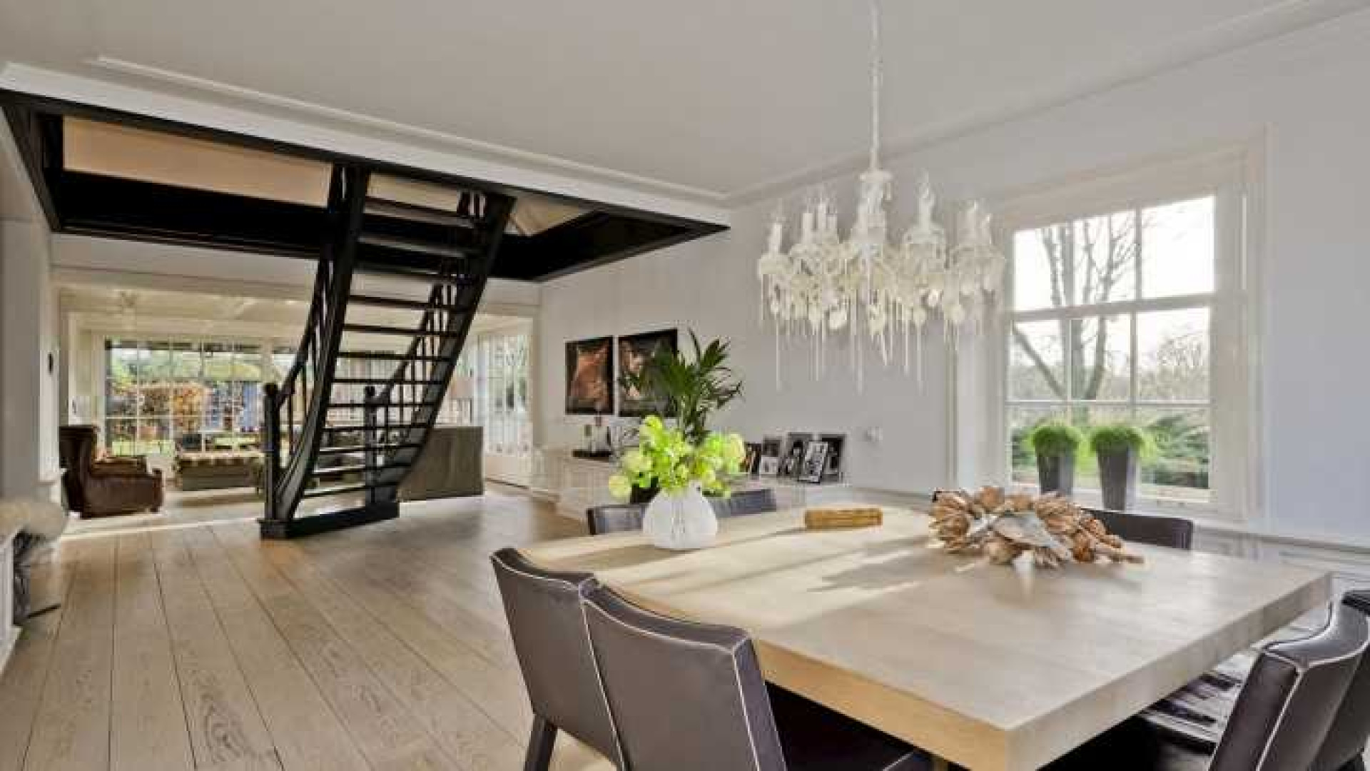 Henny Huisman verkoopt zijn villa zwaar onder de vraagprijs. Zie foto's