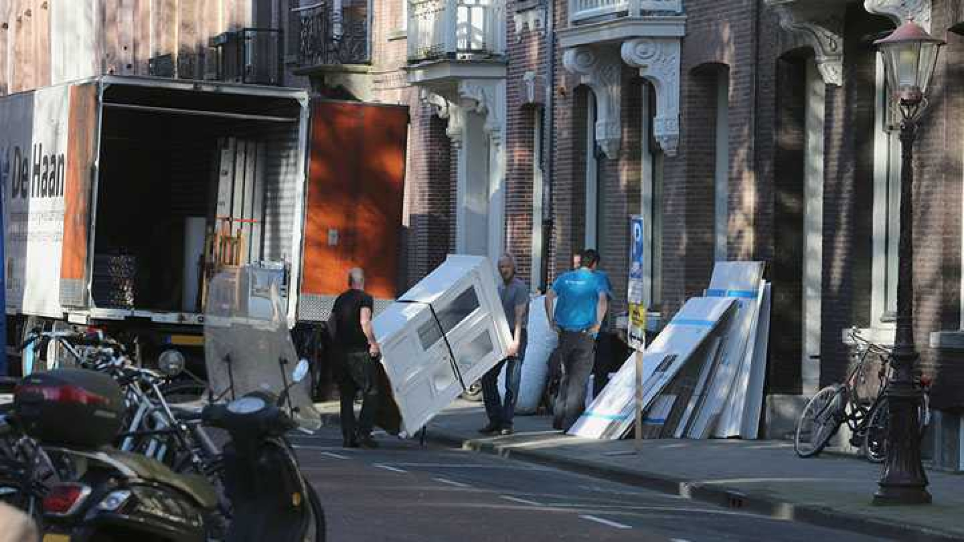 Hele huisraad Anouk op straat tijdens verhuizing! Zie exclusieve foto's 2