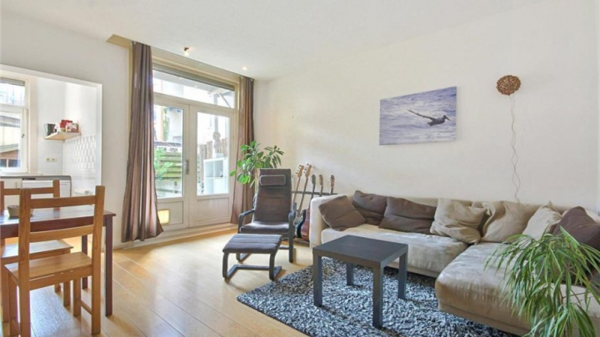 Nicolette Kluijver zet eigen appartement tegen fors hogere prijs in de verkoop. Zie foto's