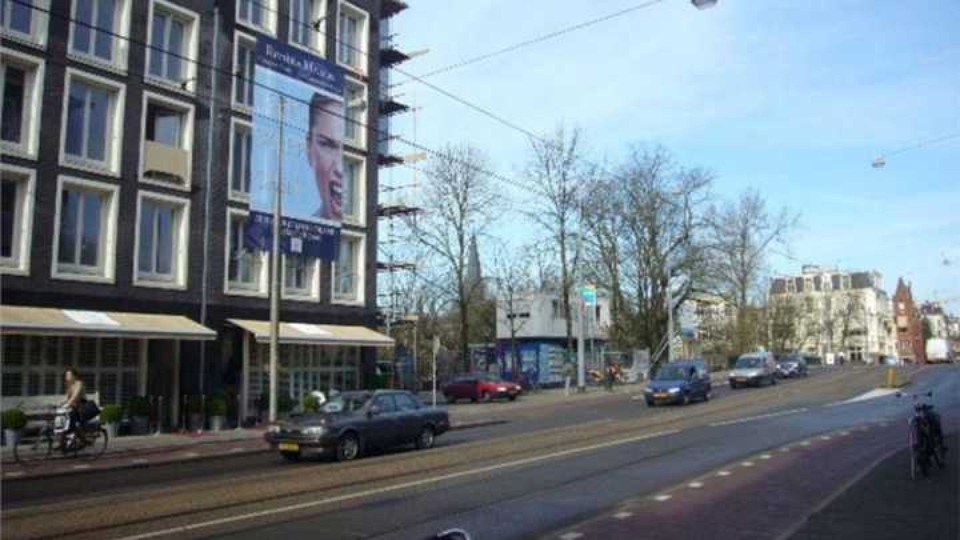 Trijntje Oosterhuis loopt binnen met verhuur appartement. 12