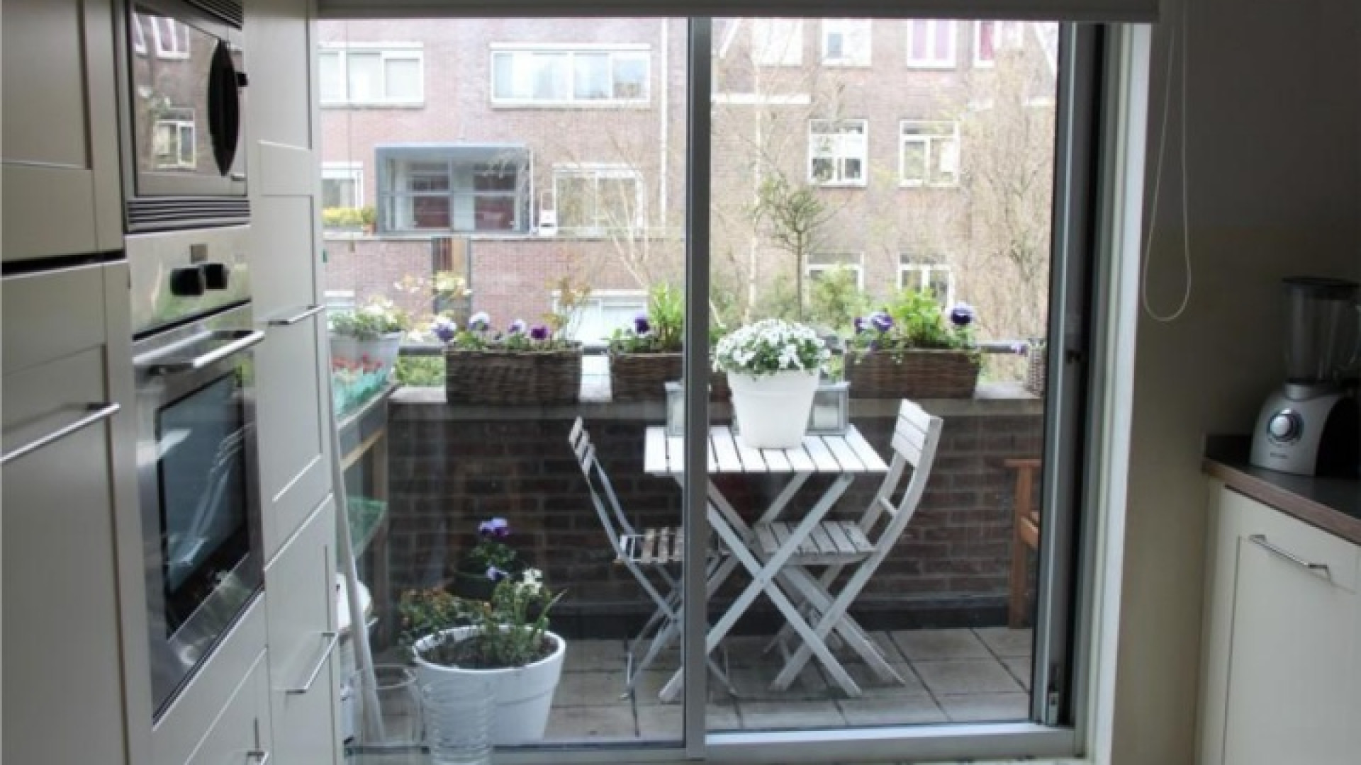 Frank Evenblij haalt zijn huis in de Amsterdamse Jordaan uit de verkoop. Zie foto's 6