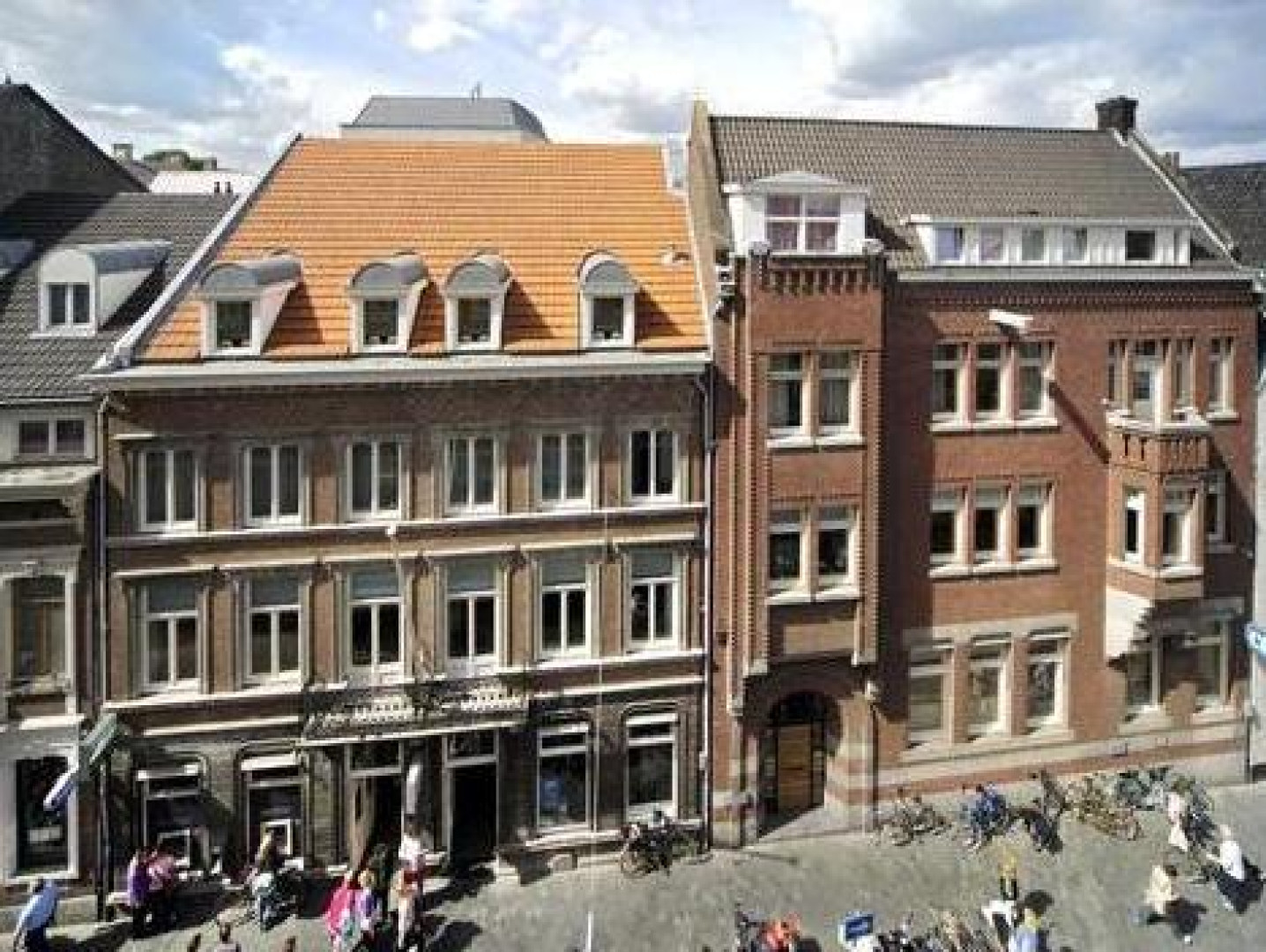 Albert Verlinde en Onno Hoes verkopen hun gezamenlijke penthouse in Maastricht. Zie foto's