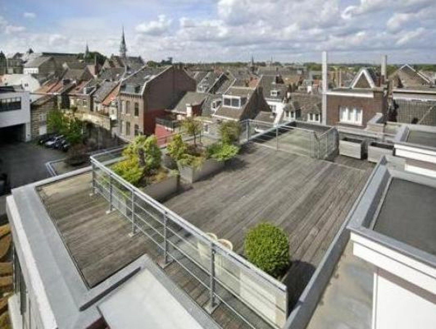 Albert Verlinde en Onno Hoes verkopen hun gezamenlijke penthouse in Maastricht. Zie foto's