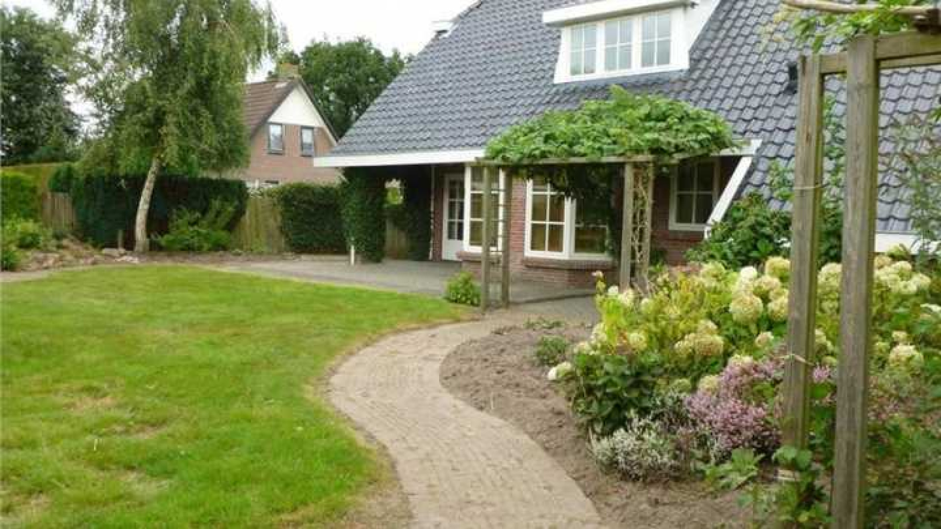Doutzen Kroes lijdt fors verlies op verkoop van haar Friese huis. Zie foto's 17