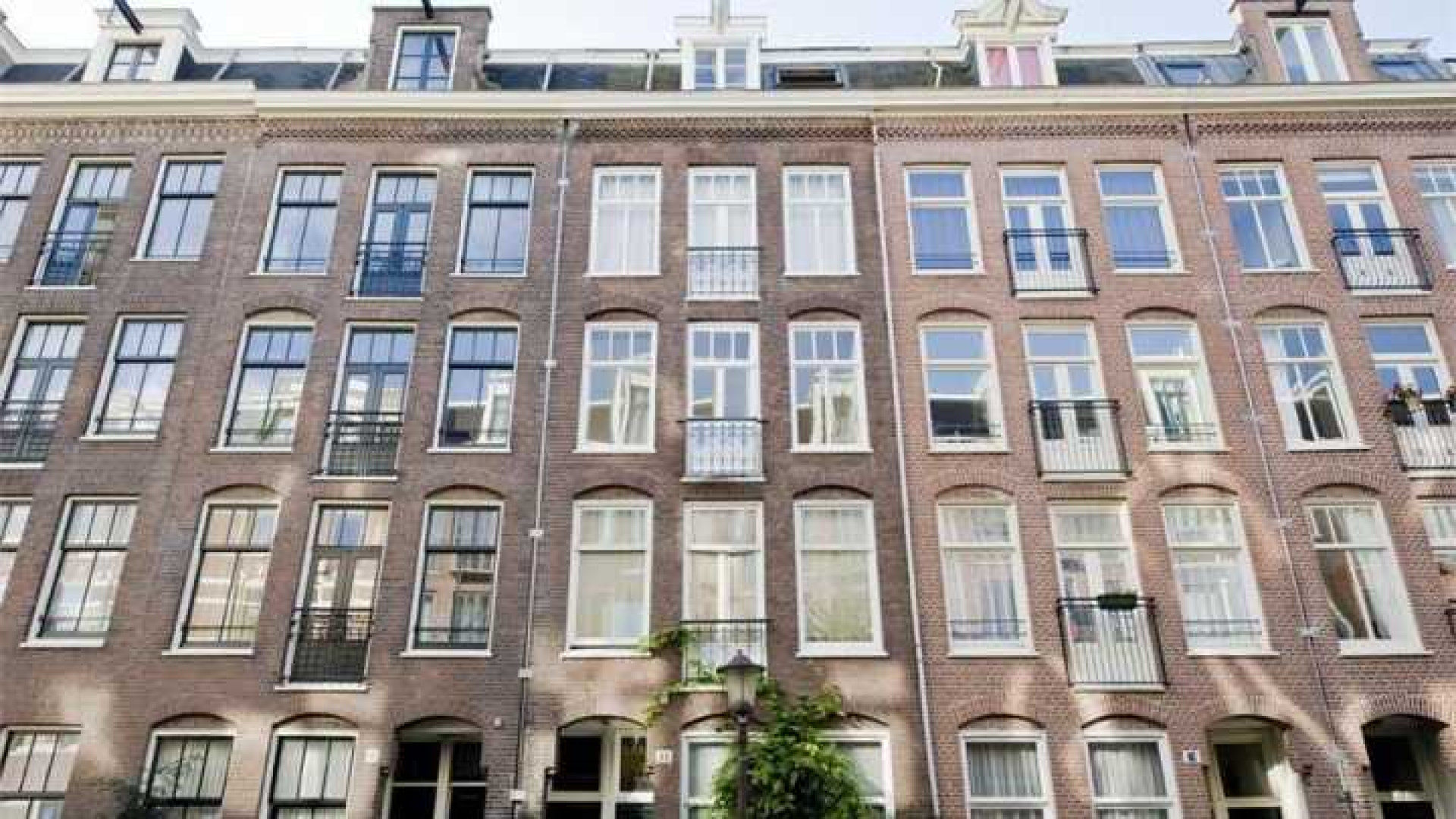 Anna Drijver zet haar voormalige vrijgezellen appartement te koop. Zie foto's 1