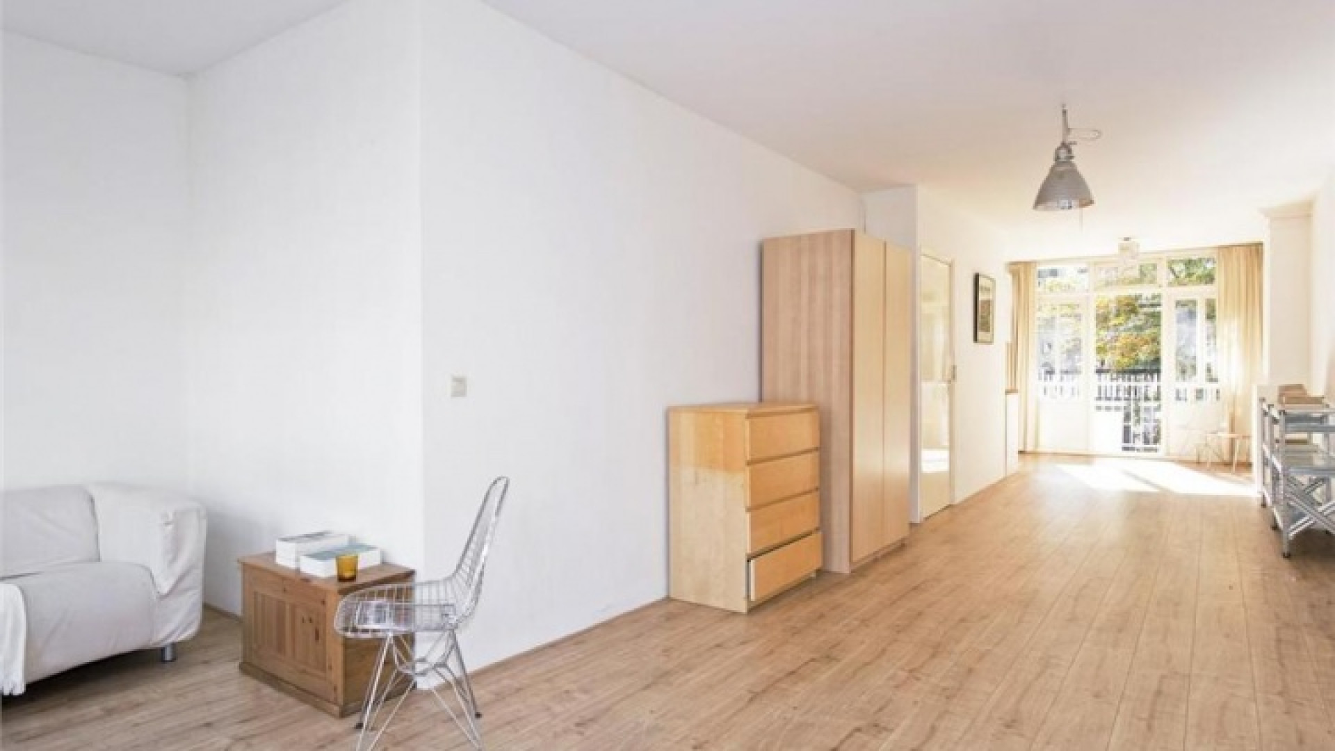 Anna Drijver zet haar voormalige vrijgezellen appartement te koop. Zie foto's 10