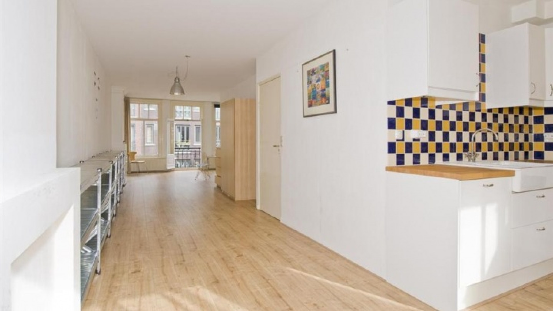 Anna Drijver zet haar voormalige vrijgezellen appartement te koop. Zie foto's 6