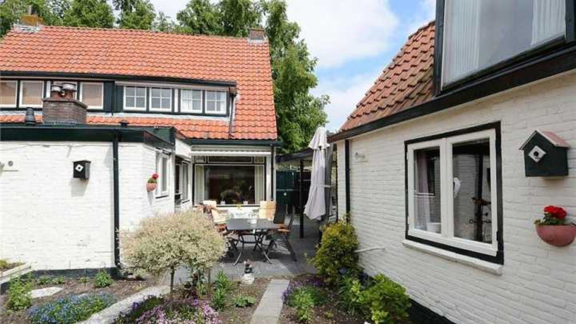 Catherine Keyl koopt knusse twee onder 1 kap woning. Zie foto's 4