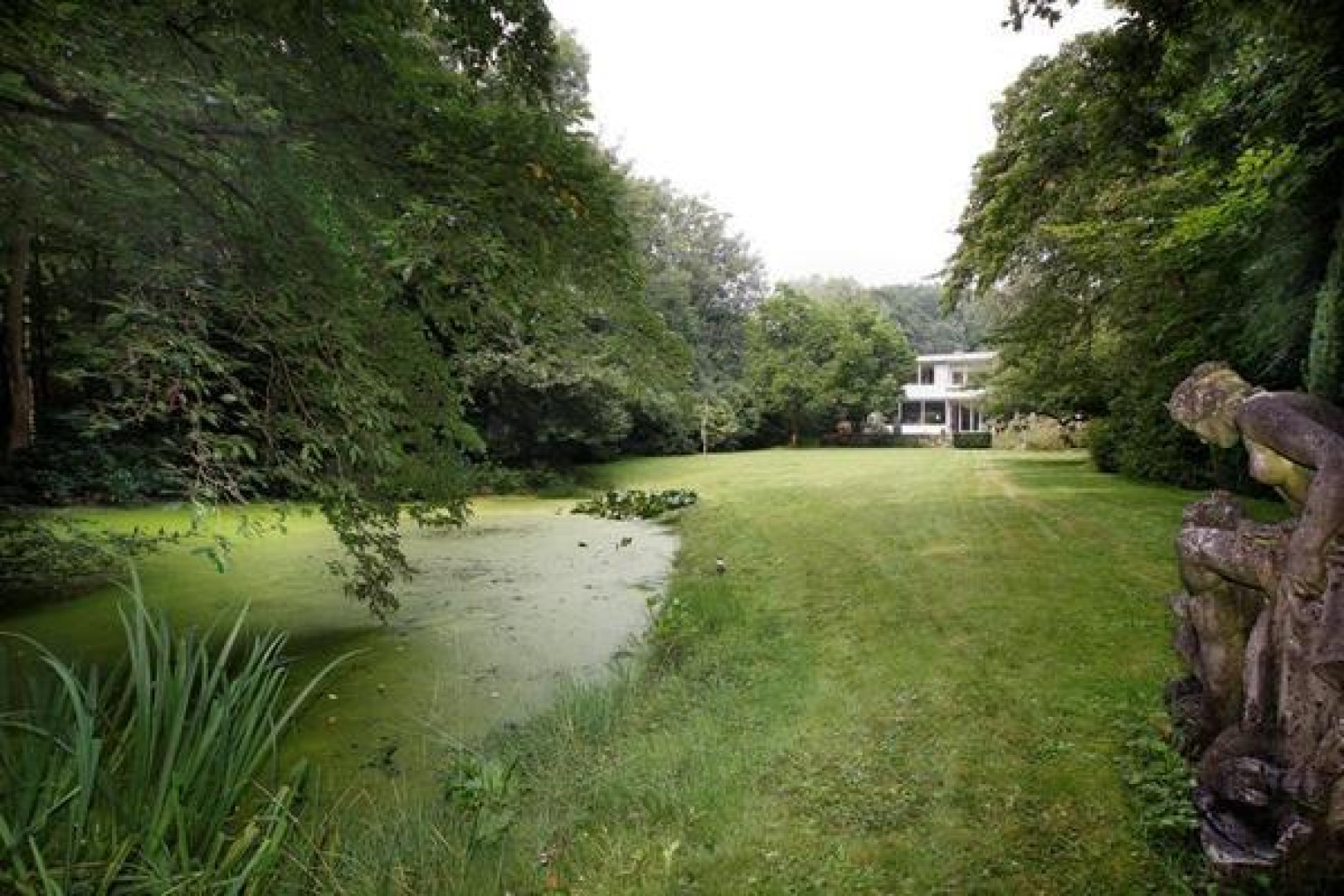 Neelie Smit Kroes hanteert botte bijl bij prijsverlaging van haar Wassenaarse villa. Zie foto's 1