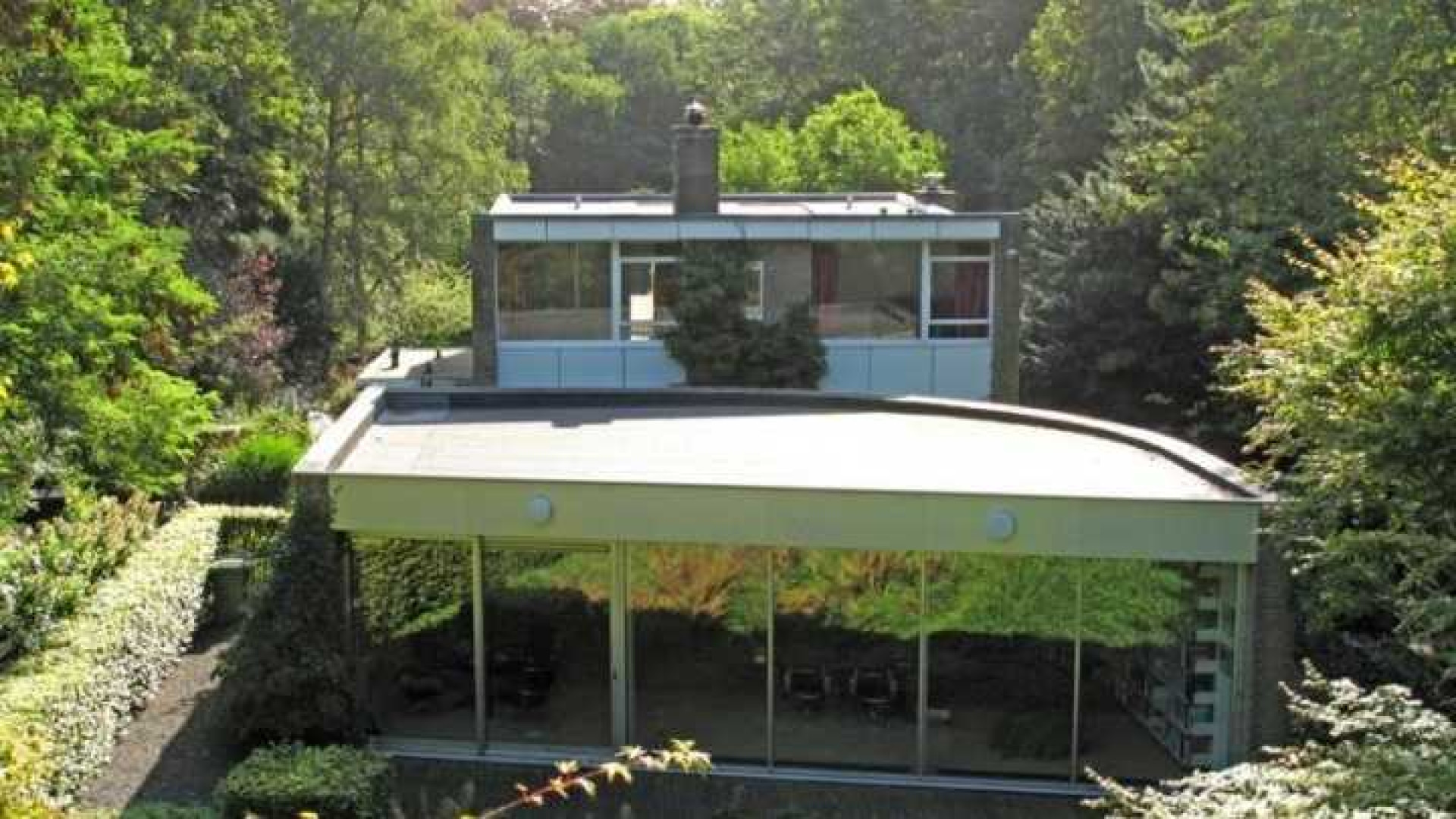 Neelie Smit Kroes haalt haar Wassenaarse villa uit de verkoop. Zie foto's 5