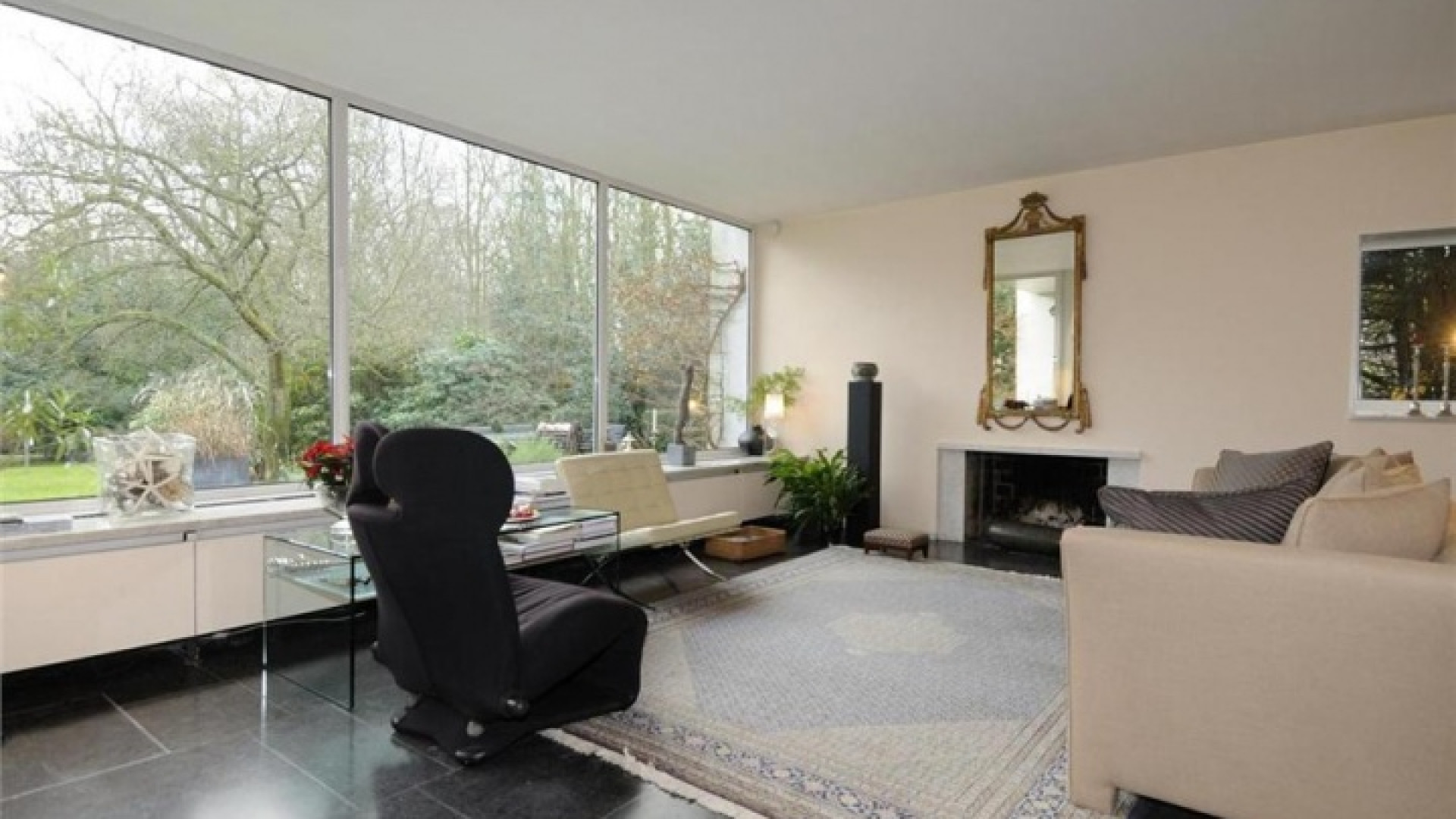 Neelie Smit Kroes zet haar Wassenaarse villa weer te koop. Zie foto's