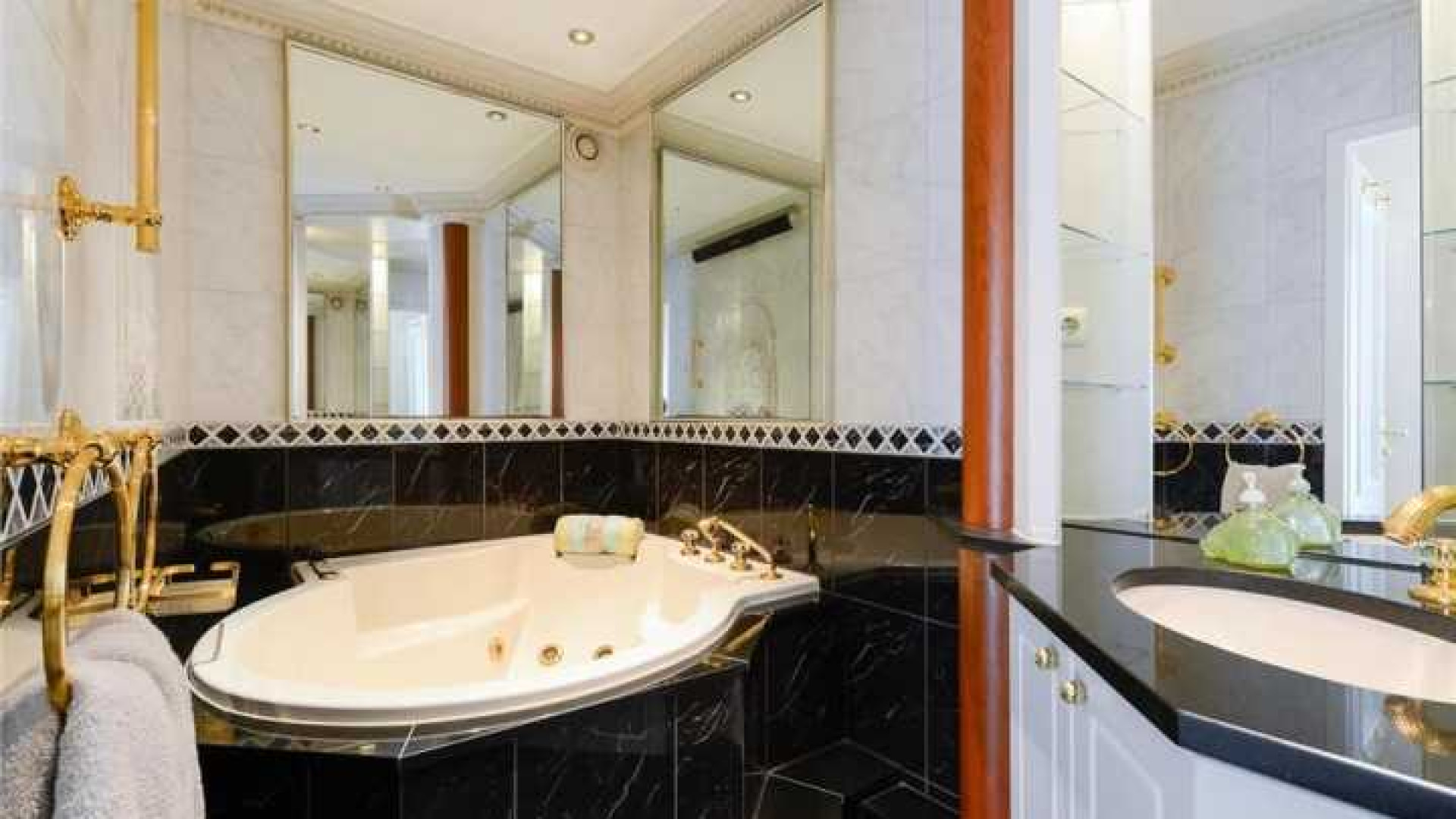 Louis van Gaal zet zijn luxe Amsterdamse penthouse te huur. Zie foto's 19