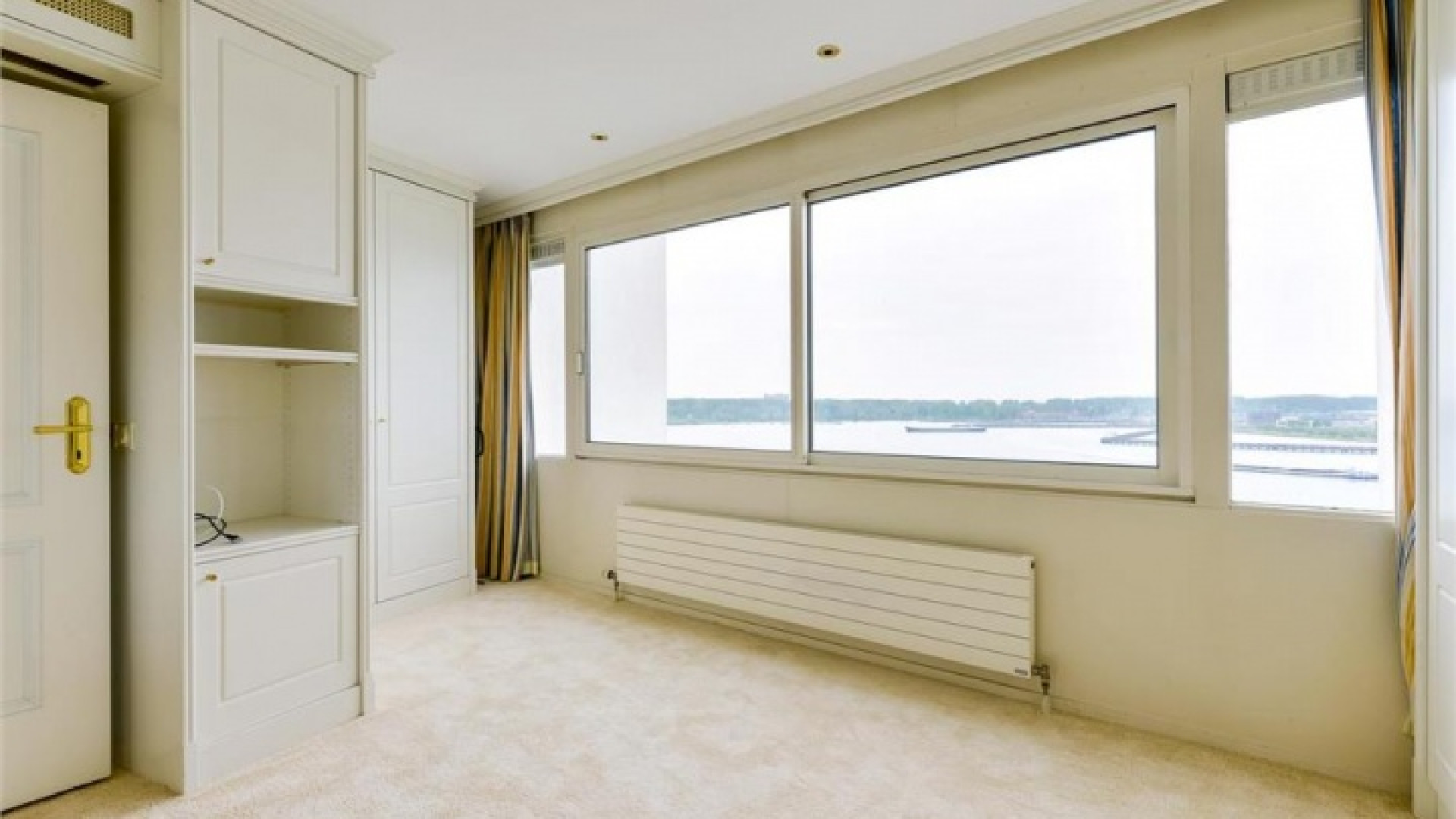 Louis van Gaal zet zijn luxe Amsterdamse penthouse te huur. Zie foto's