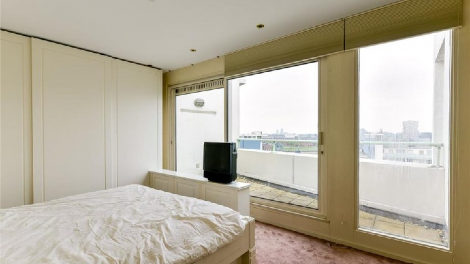 Louis van Gaal zet zijn luxe Amsterdamse penthouse te huur. Zie foto's 22