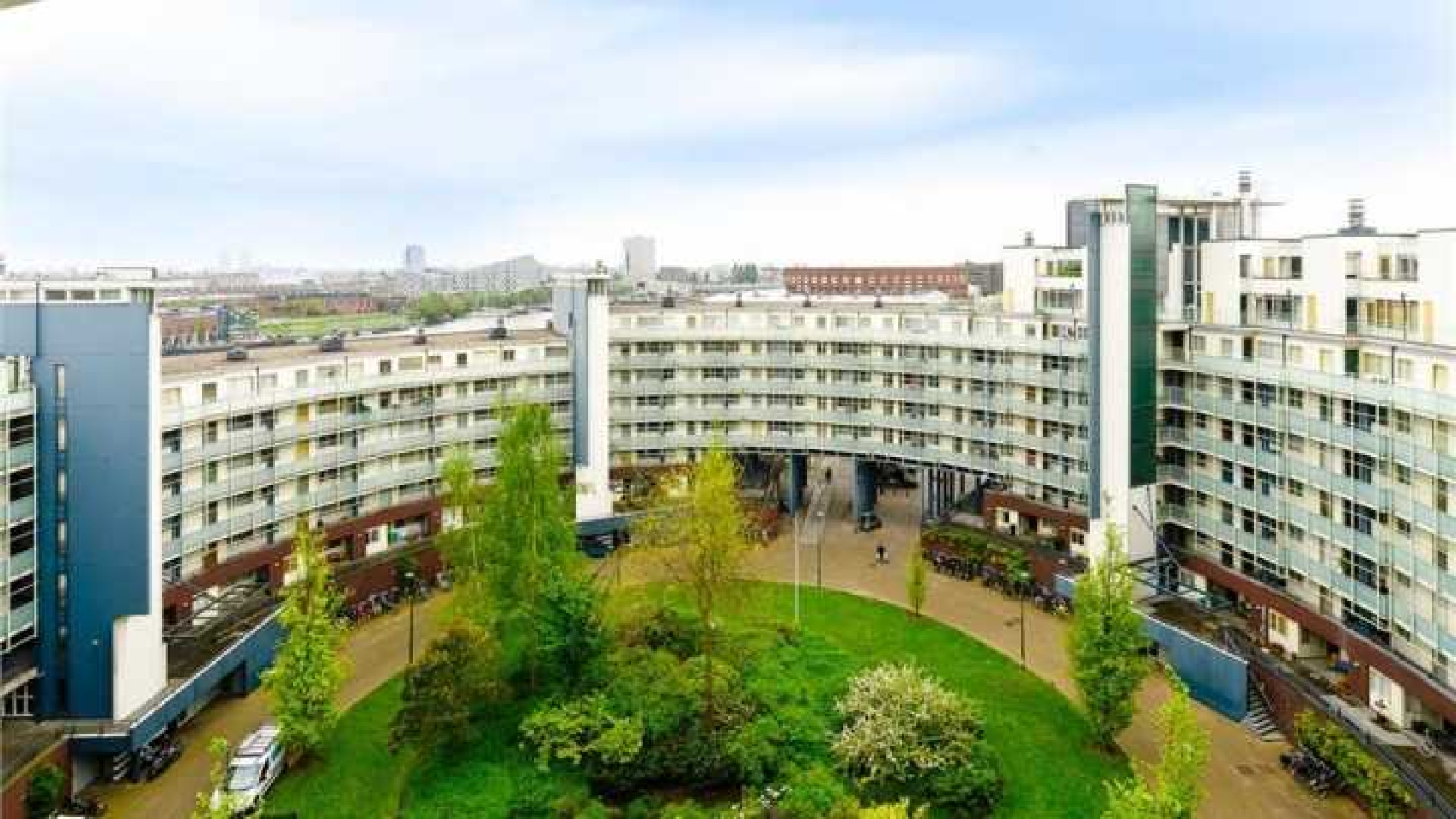 Louis van Gaal zet zijn luxe Amsterdamse penthouse te huur. Zie foto's 26