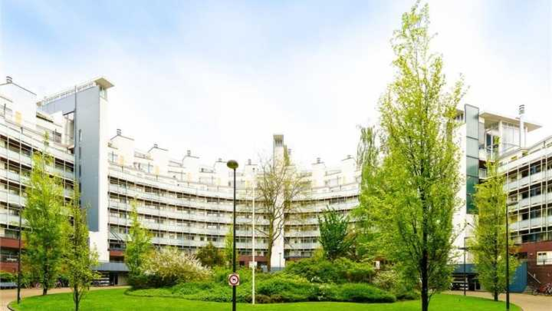 Louis van Gaal zet zijn luxe Amsterdamse penthouse te huur. Zie foto's