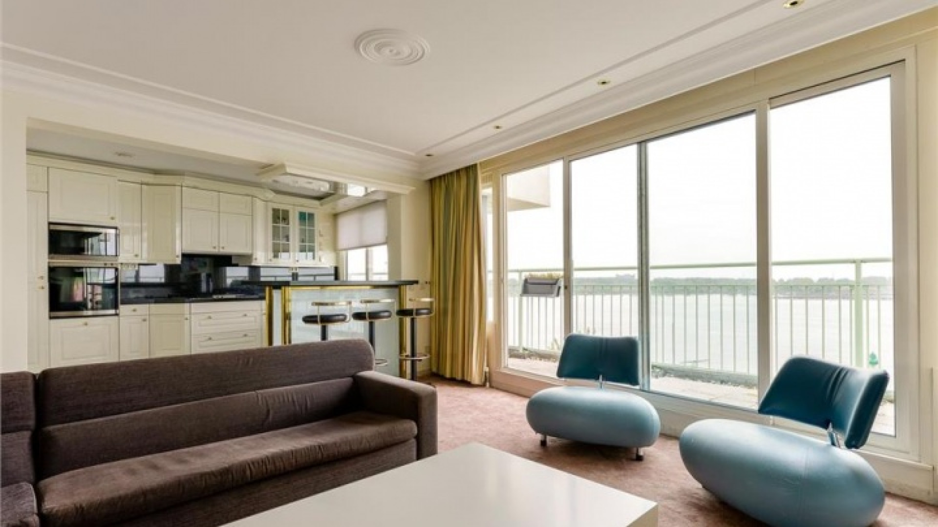 Louis van Gaal zet zijn luxe Amsterdamse penthouse te huur. Zie foto's 5