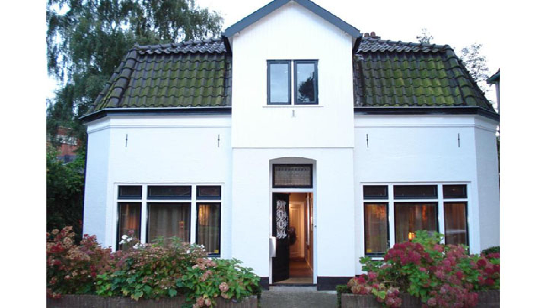 Mariska Hulscher zet haar villa in Baarn te koop. Zie foto's 1