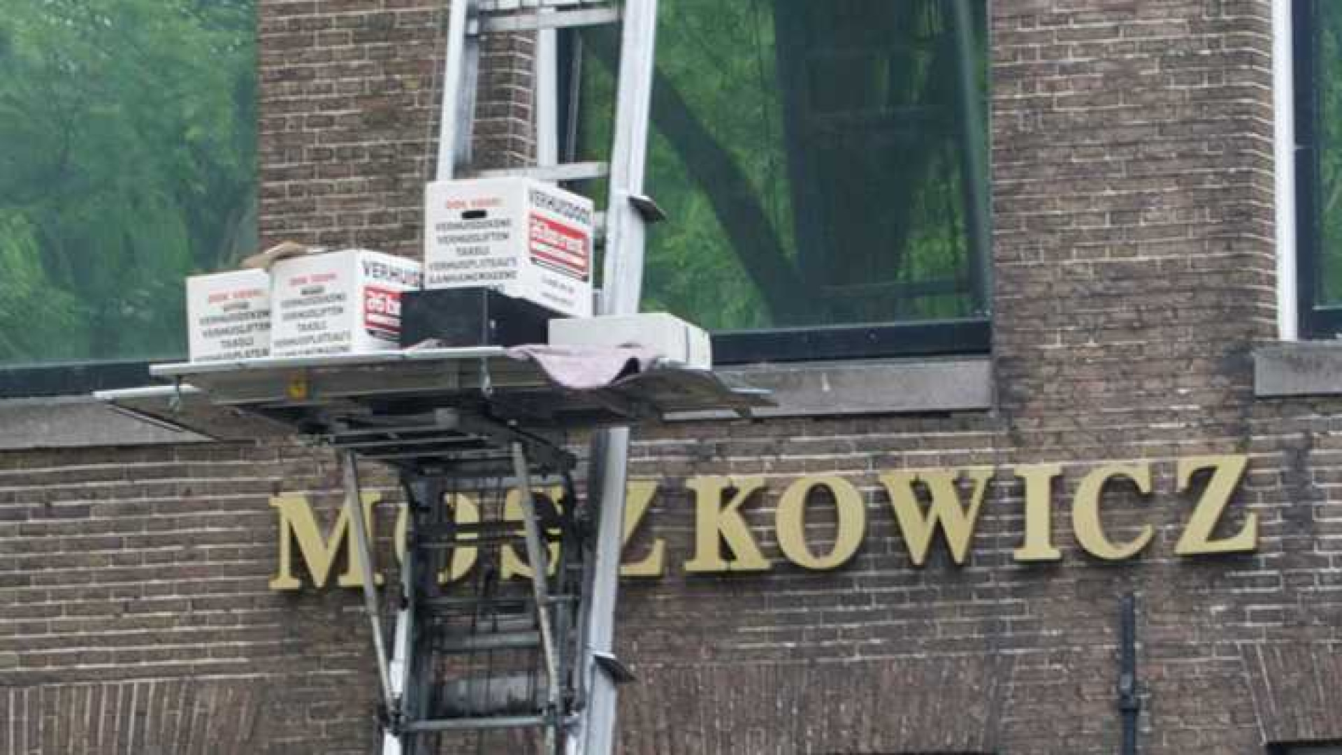 Bram Moszkowicz verkoopt zijn pand en verhuist. Zie exclusieve foto's
