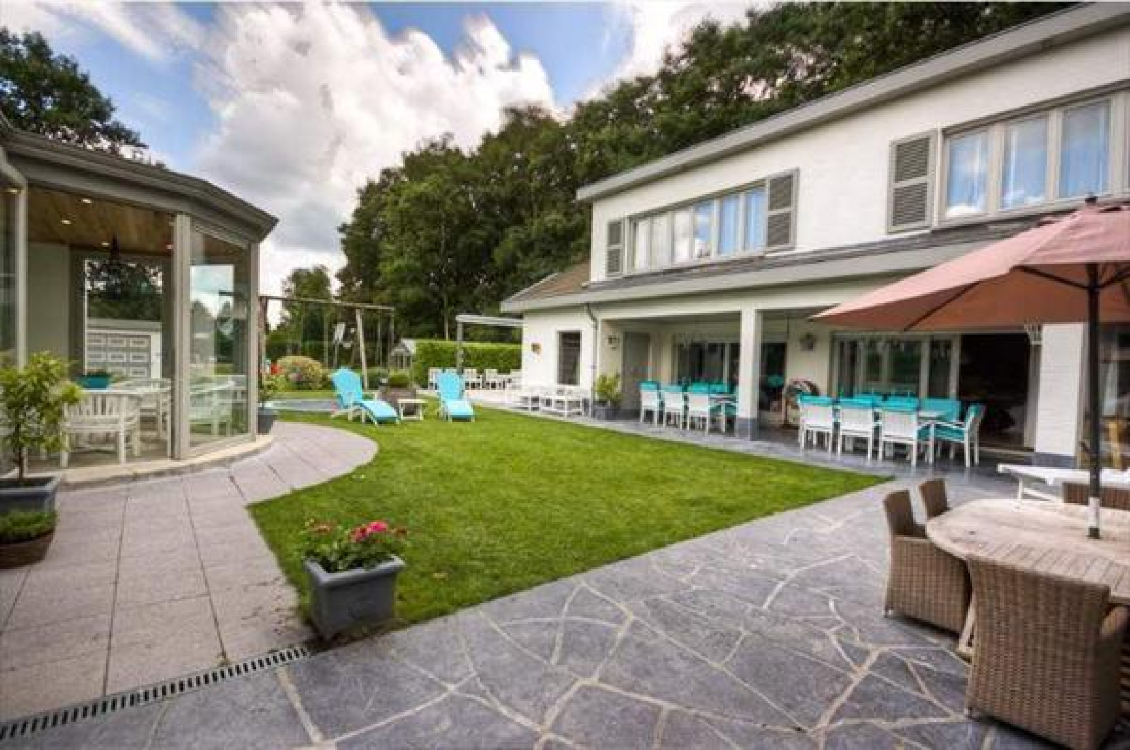 Villa van de Pfaffs na rechtszaak voor miljoen euro minder weer terug in de verkoop. Zie foto's