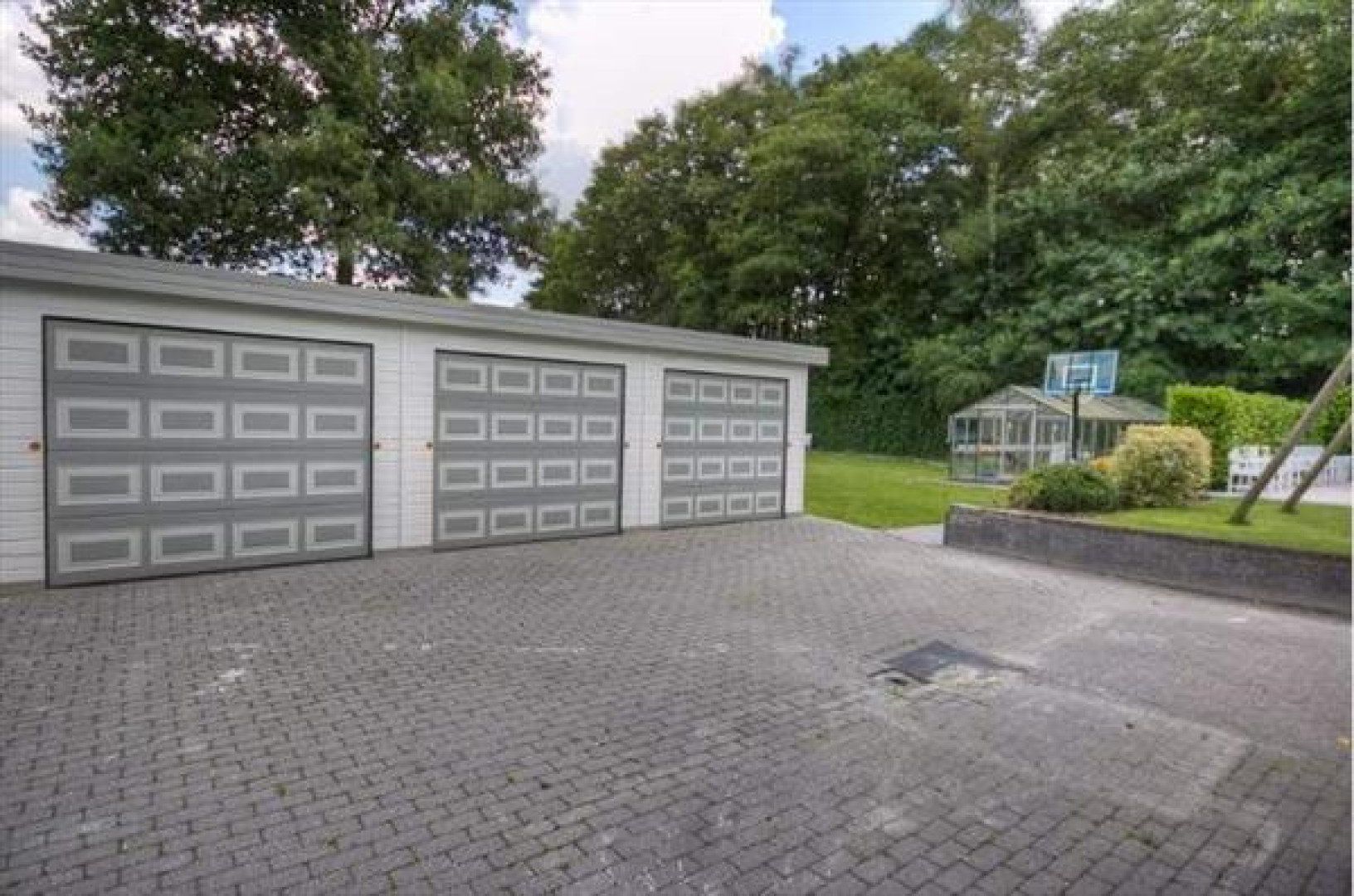 Villa van de Pfaffs na rechtszaak voor miljoen euro minder weer terug in de verkoop. Zie foto's 5