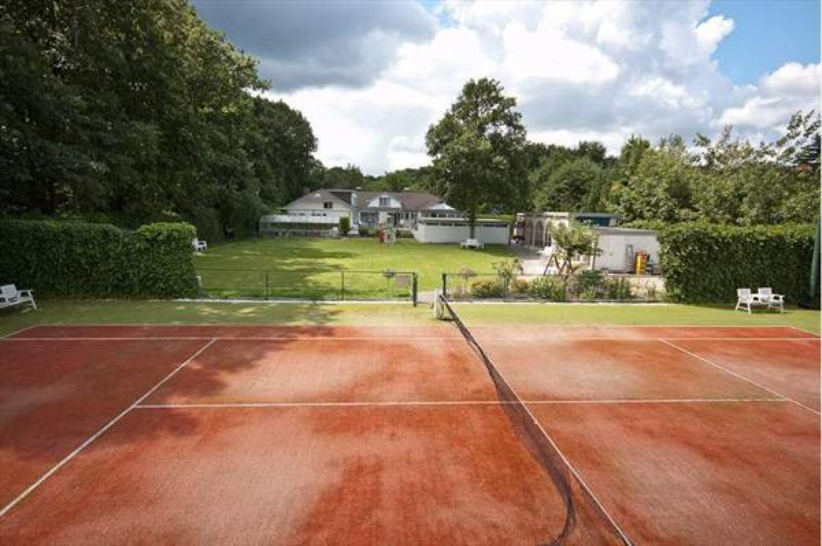 Villa van de Pfaffs na rechtszaak voor miljoen euro minder weer terug in de verkoop. Zie foto's 7