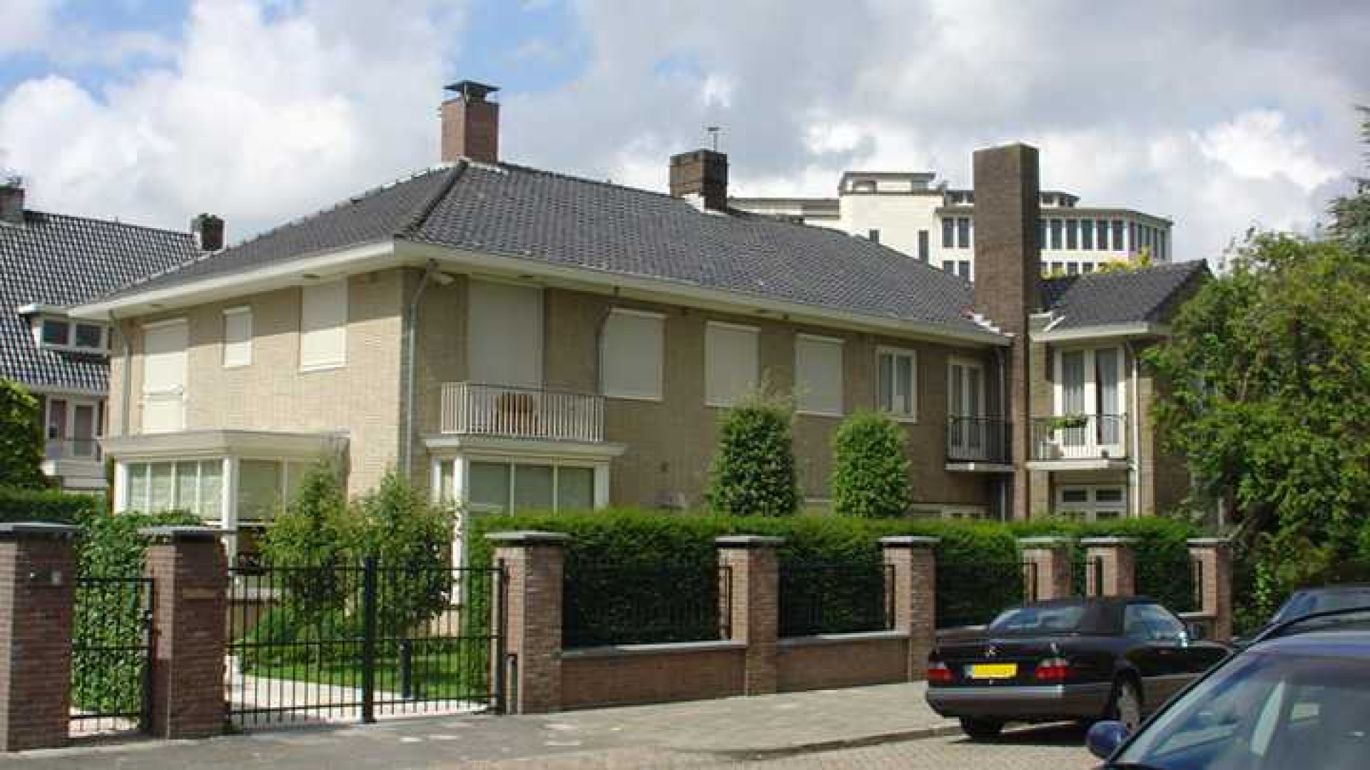 Ruud Gullit verkoopt met medewerking van Estelle zijn villa. Zie foto's