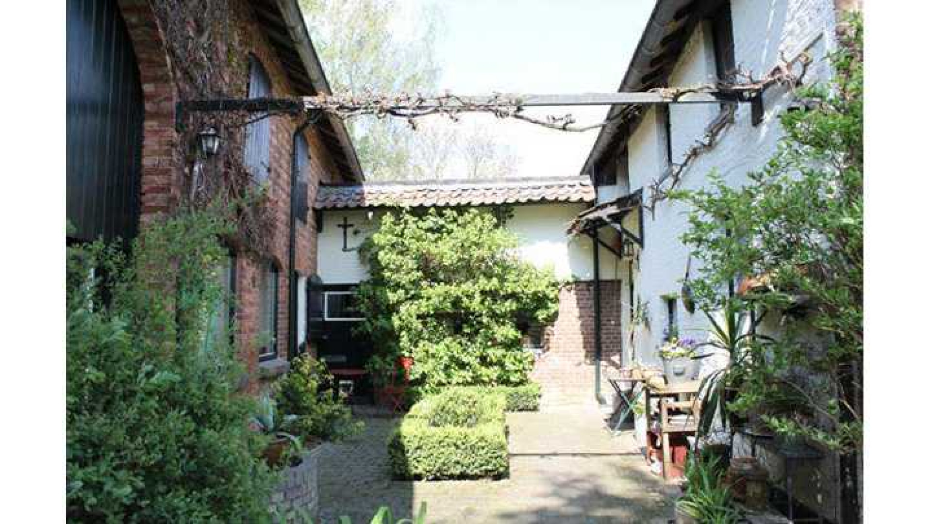 Binnenkijken in de woonboerderij van Jeroen Koningsbrugge in Limburg. Zie foto's 3