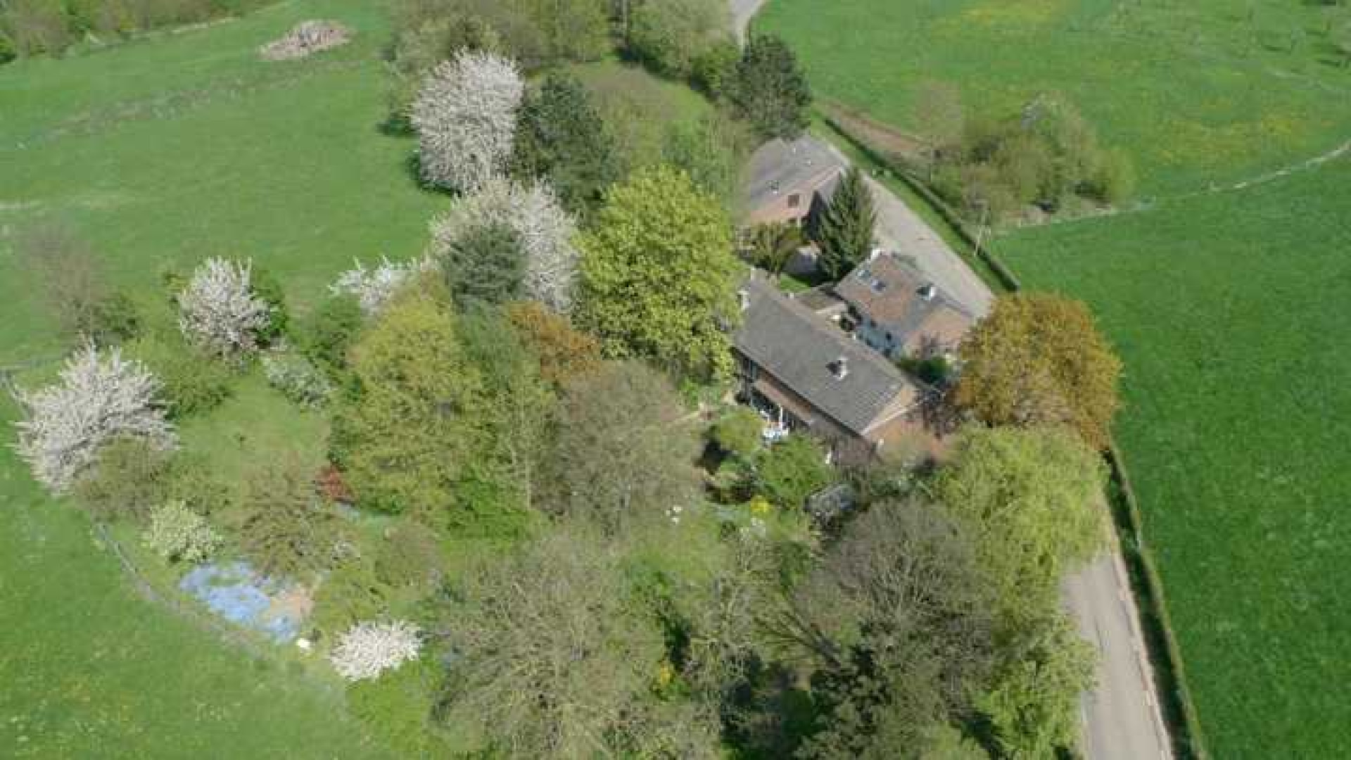 Binnenkijken in de woonboerderij van Jeroen Koningsbrugge in Limburg. Zie foto's 8