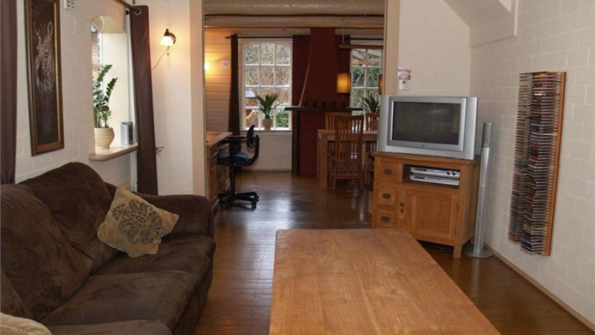 Binnenkijken in de knusse woning van Johan Derksen. Zie foto's 4