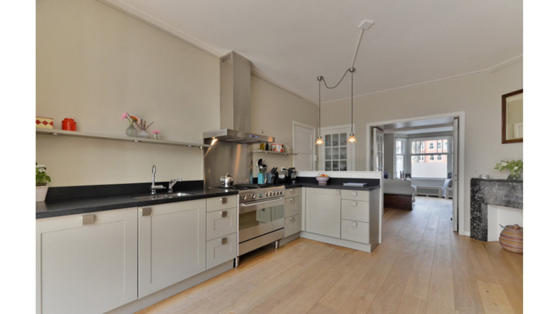 Hier gaan Britt Dekker en haar kersverse echtgenoot Max Apotowski wonen. Zie foto's 7