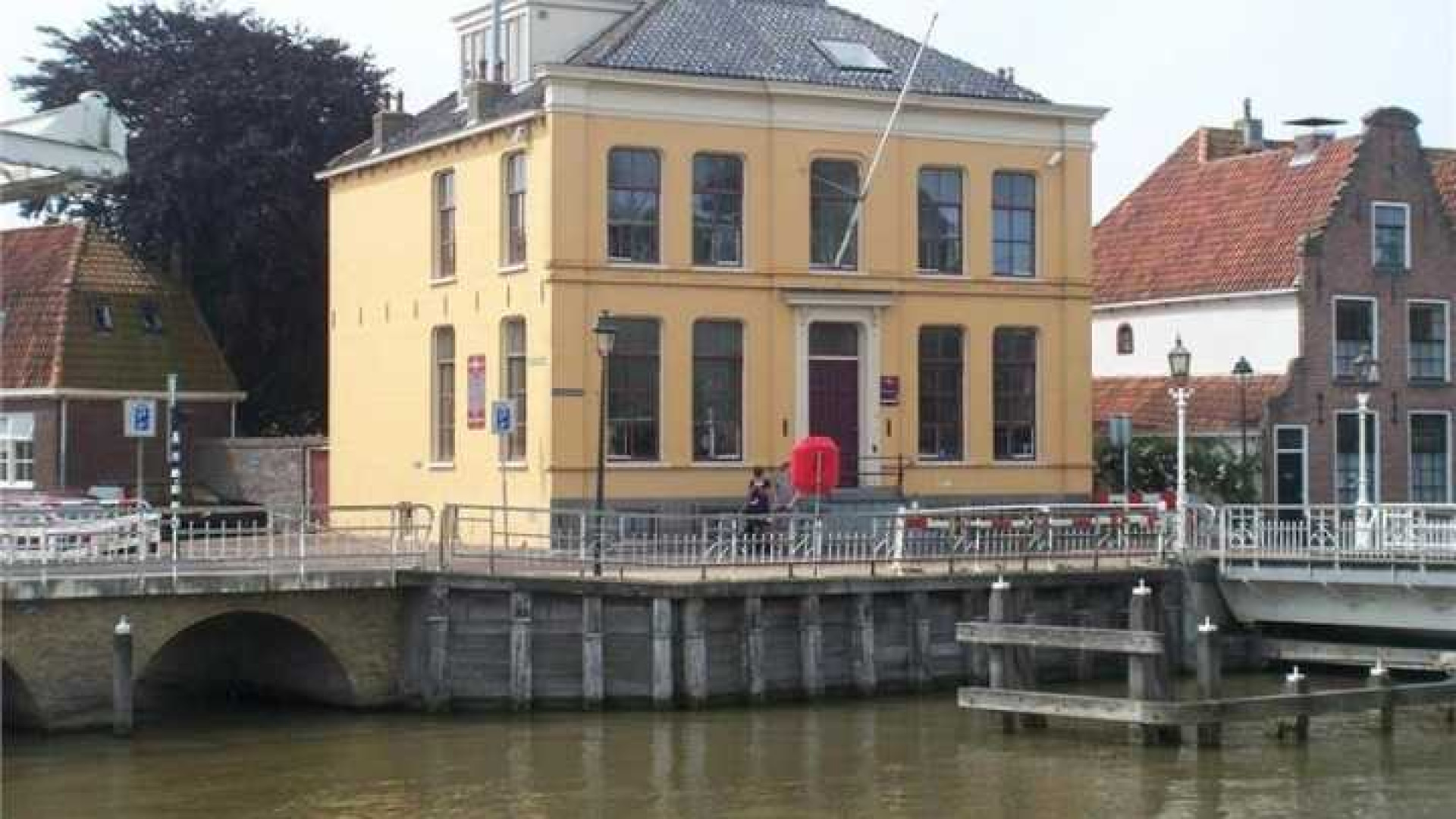 Piet Paulusma koopt stadsvilla in Harlingen. Zie foto's 1